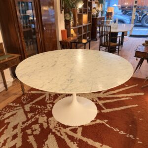 Table tulipe années 60, plateau en marbre de Carrare restauré, pied alu laqué blanc