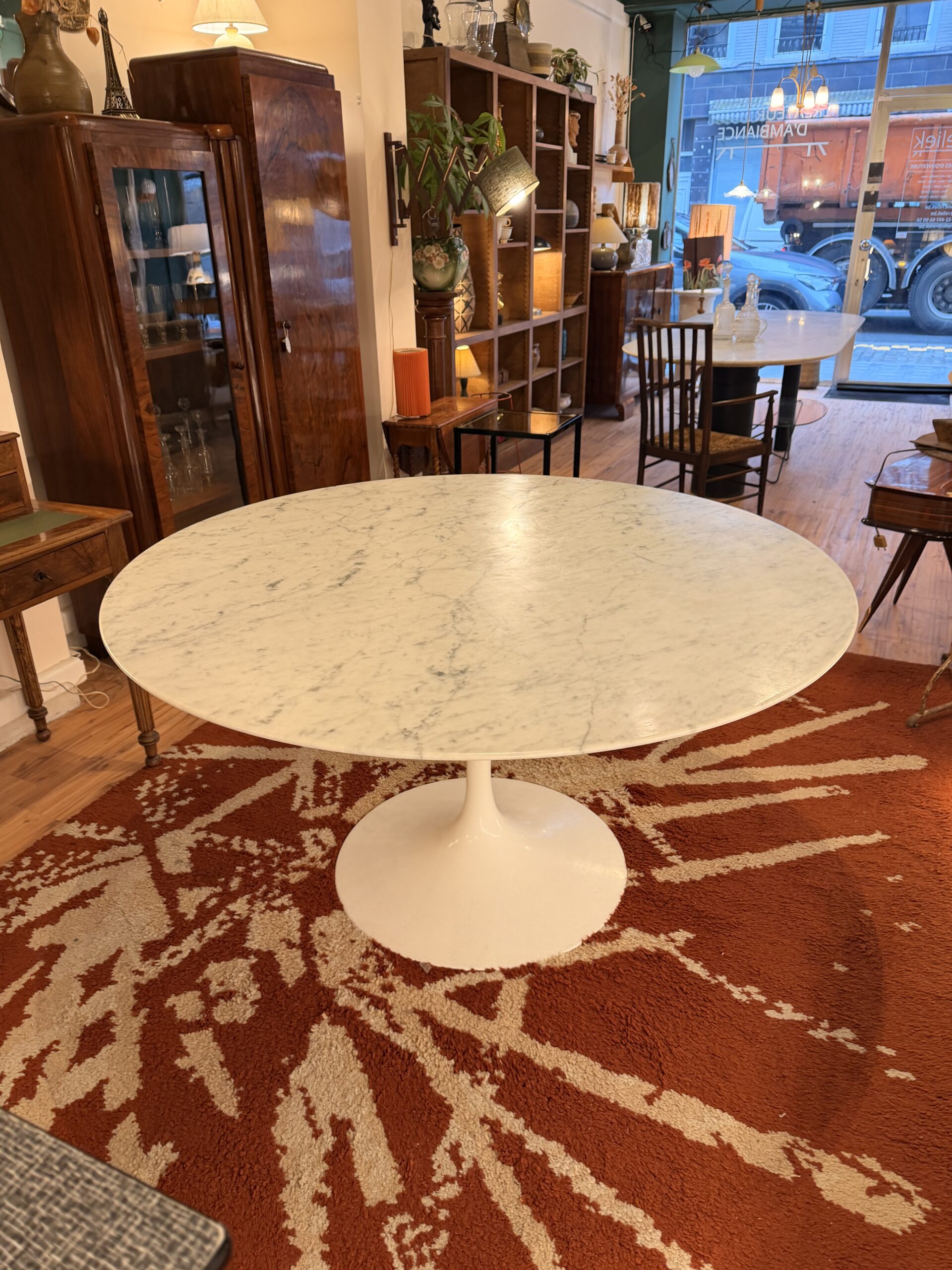 Table tulipe années 60, plateau en marbre de Carrare restauré, pied alu laqué blanc