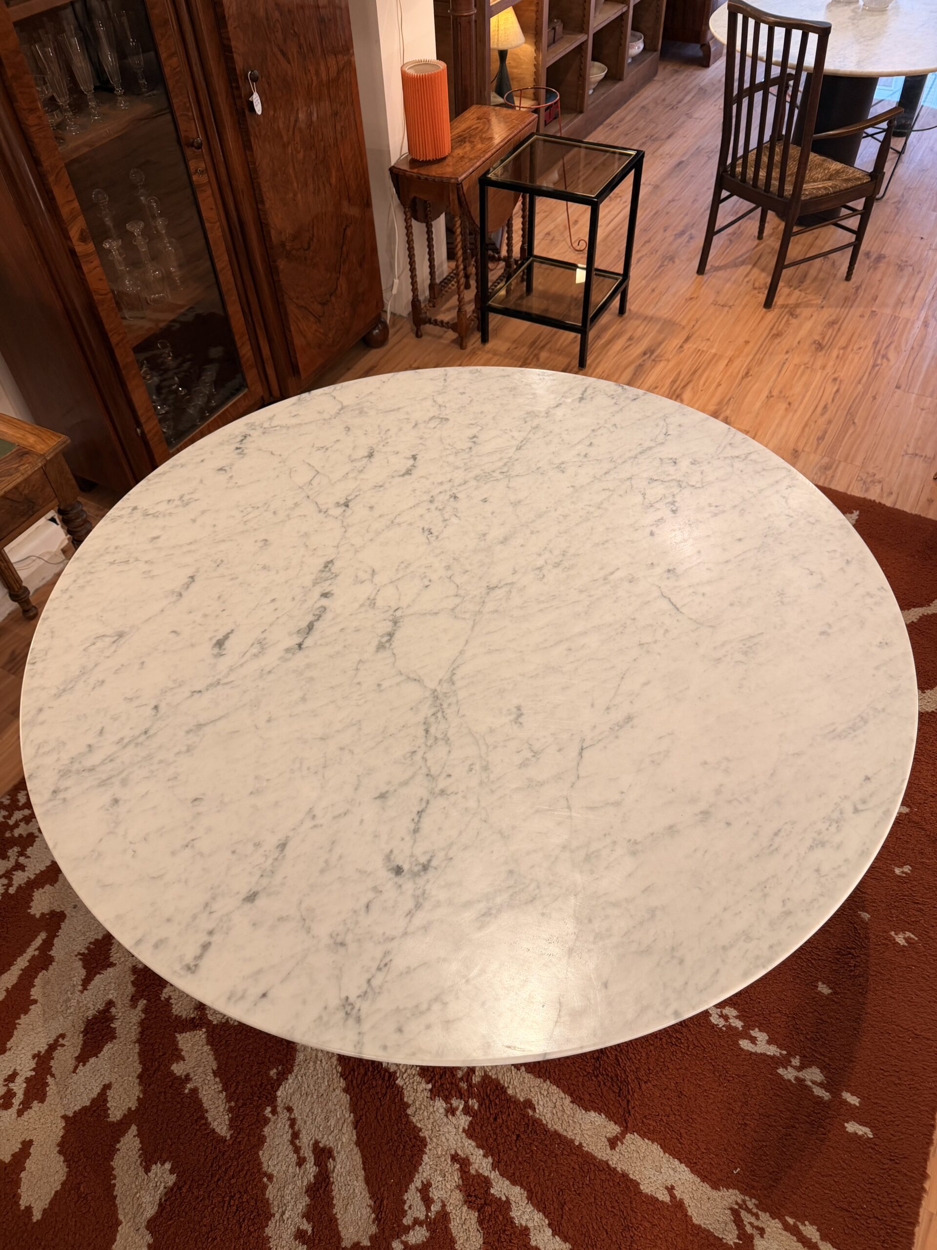 Table tulipe années 60, plateau en marbre de Carrare – Image 2