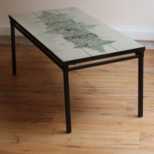 Table basse vintage en métal laqué noir avec plateau en carreaux de céramique