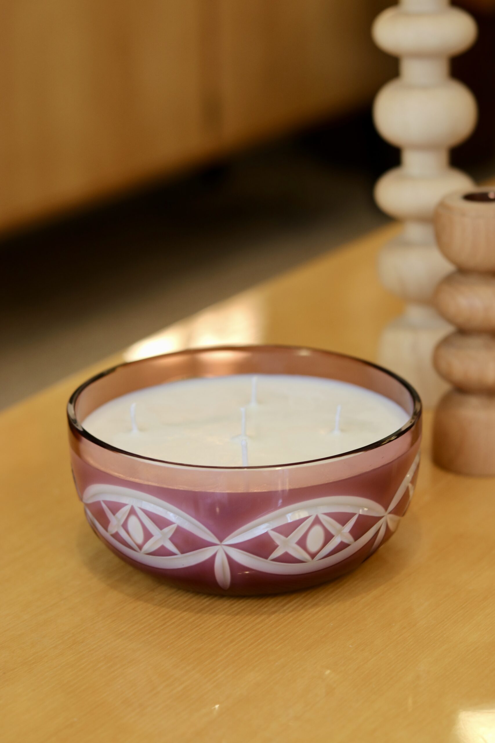 Bougie artisanale coulée dans une coupe en cristal