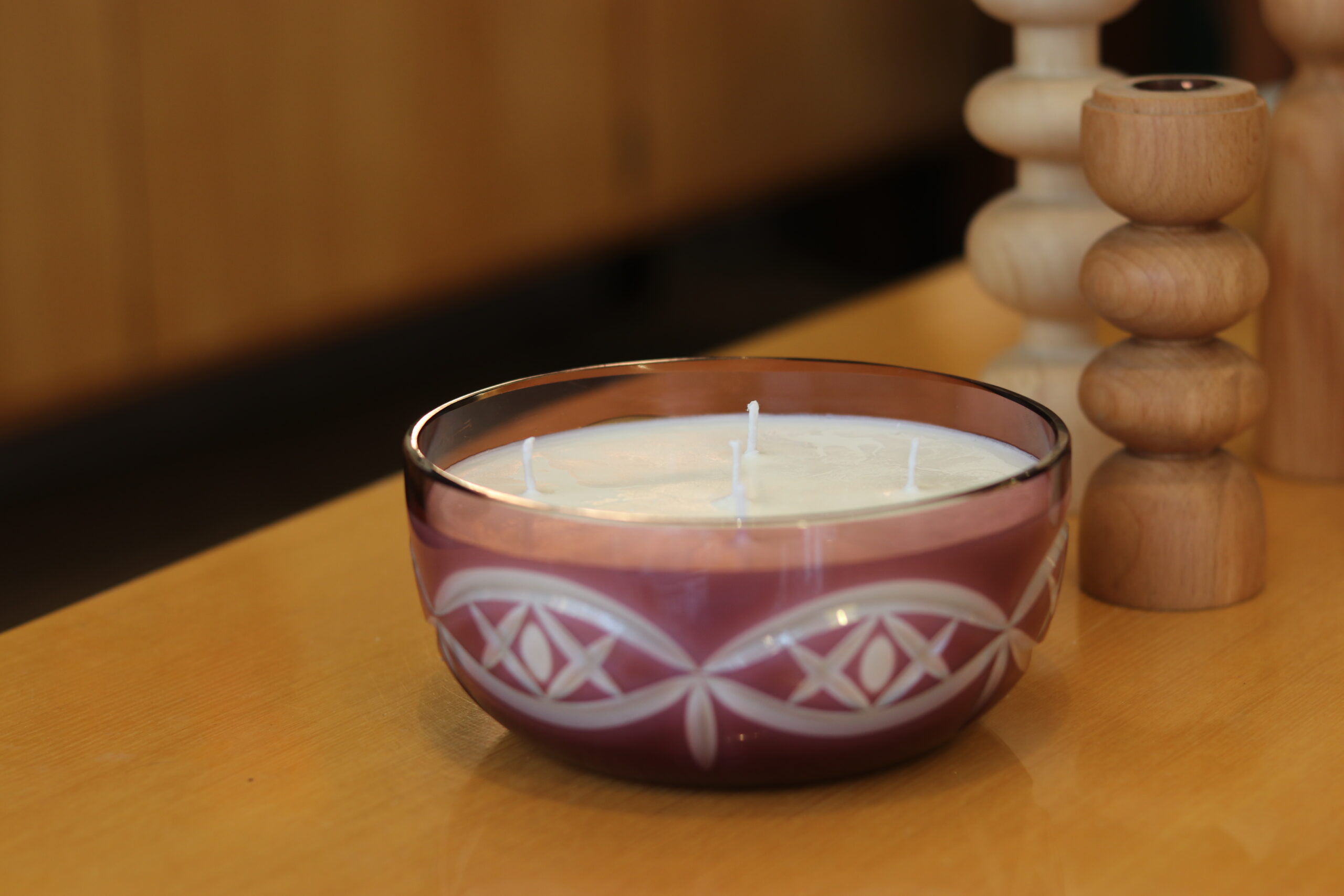 Bougie artisanale coulée dans une coupe en cristal