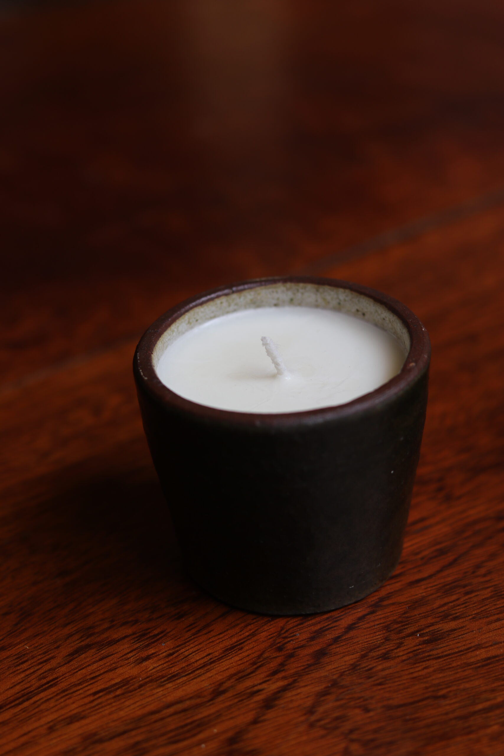 Petite bougie en cire de soja parfum abricot-romarin, pot en céramique Duchastel – Image 2