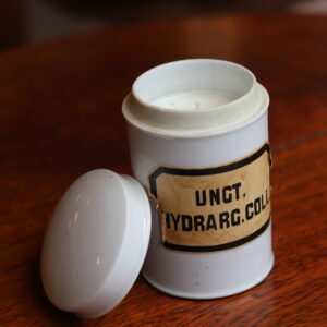 Bougie cire de soja parfum “bois de teck” dans ancien pot de pharmacie en porcelaine