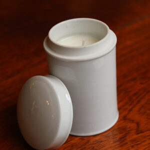 Bougie cire de soja dans ancien pot de pharmacie, début XXe