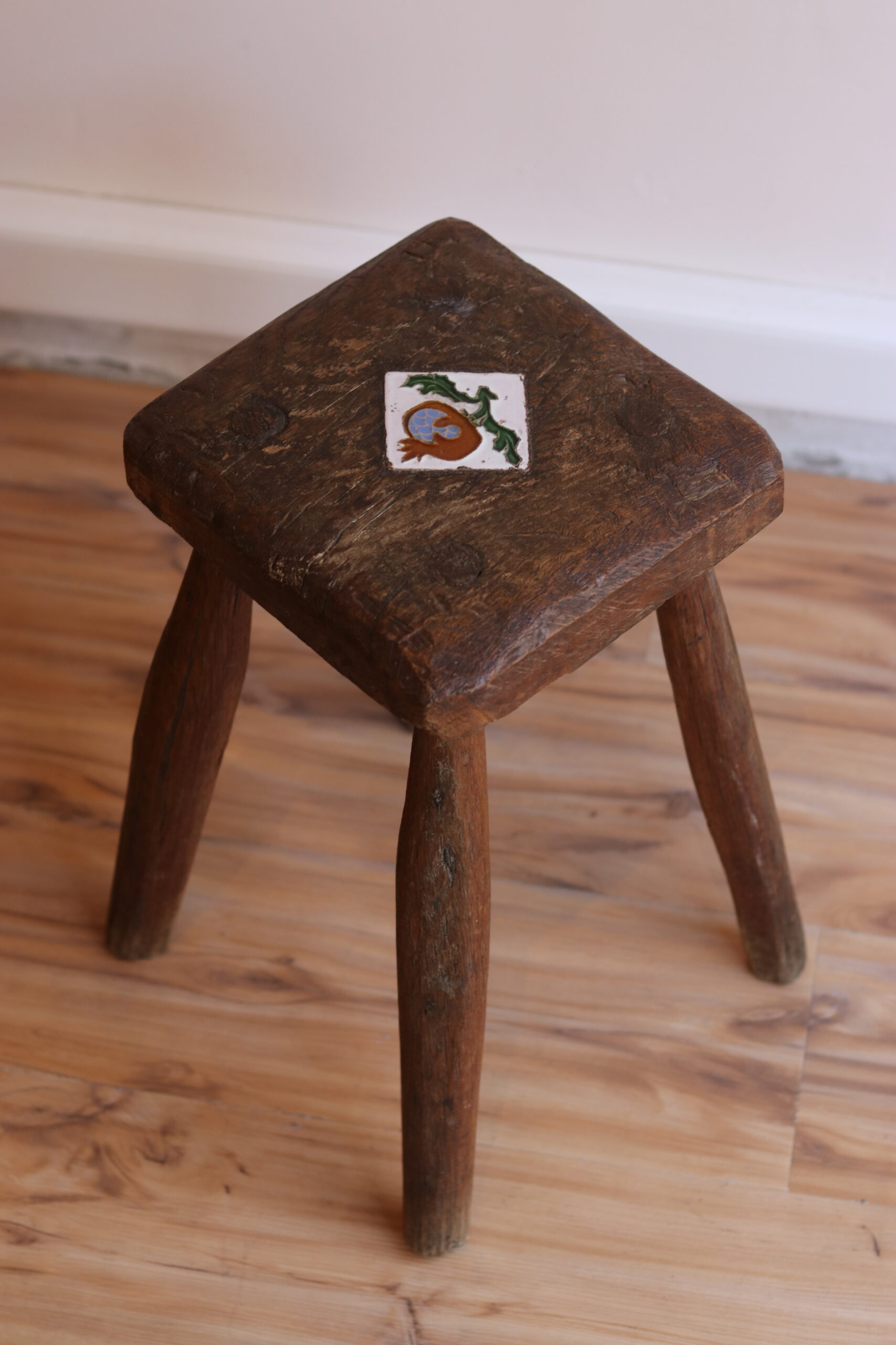 Petit tabouret des années 1960 en bois massif