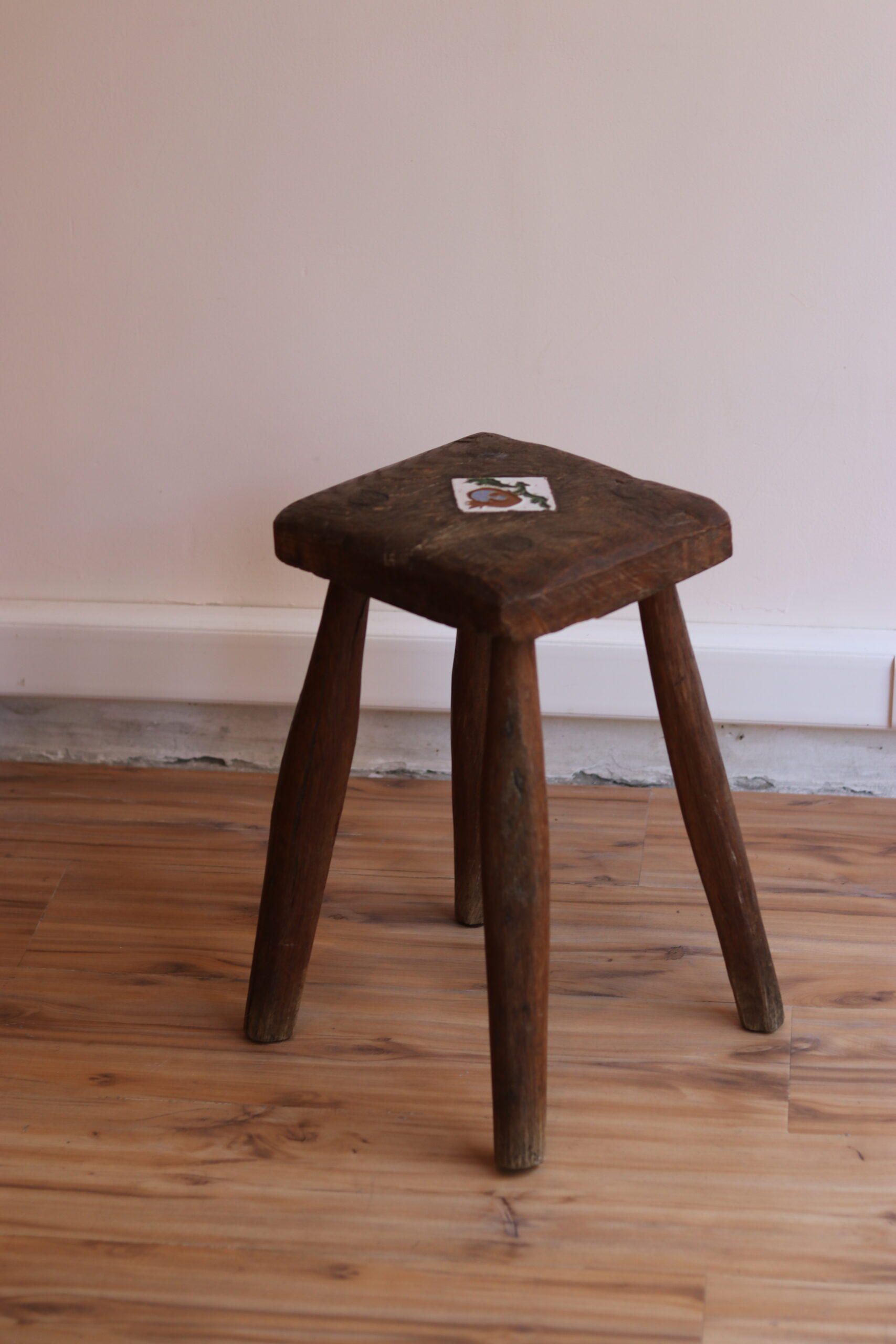 Petit tabouret des années 1960 en bois massif – Image 4