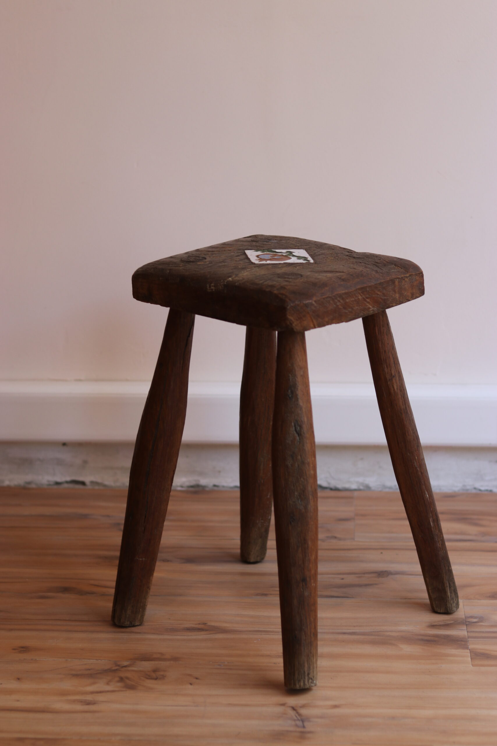 Petit tabouret des années 1960 en bois massif – Image 3