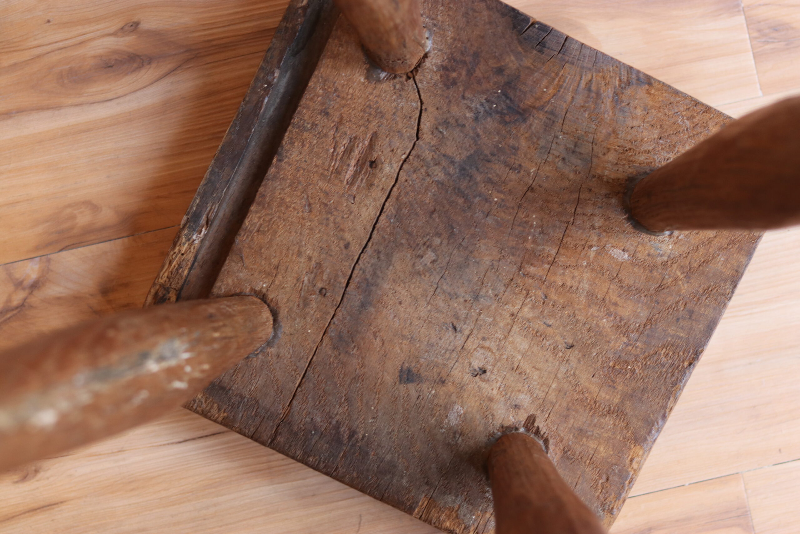 Petit tabouret des années 1960 en bois massif – Image 2