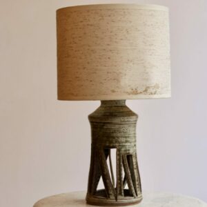 Lampe en céramique ajourée à décor géométrique, avec abat-jour d’origine, années 60
