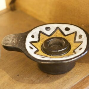 Bougeoir à main en grès signé Yvette Manoy, Namur, vers 1960