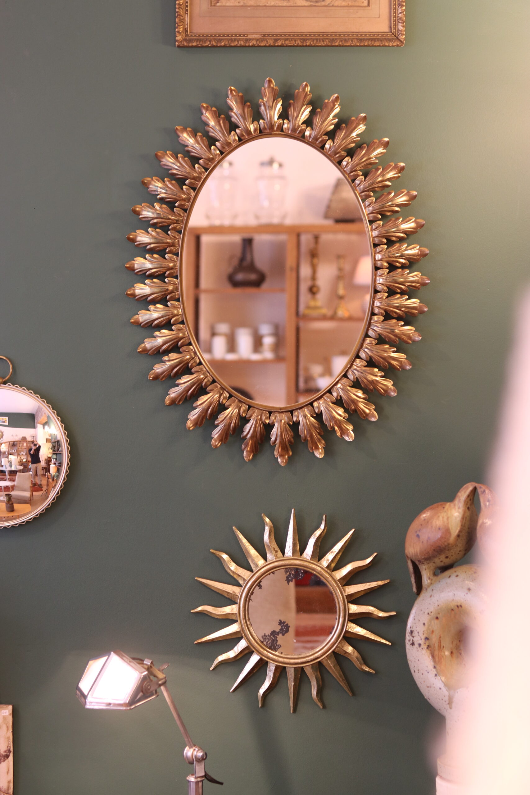 Miroir Hollywood Regency en métal doré à décor de feuilles d’acanthe, Belgique 1978