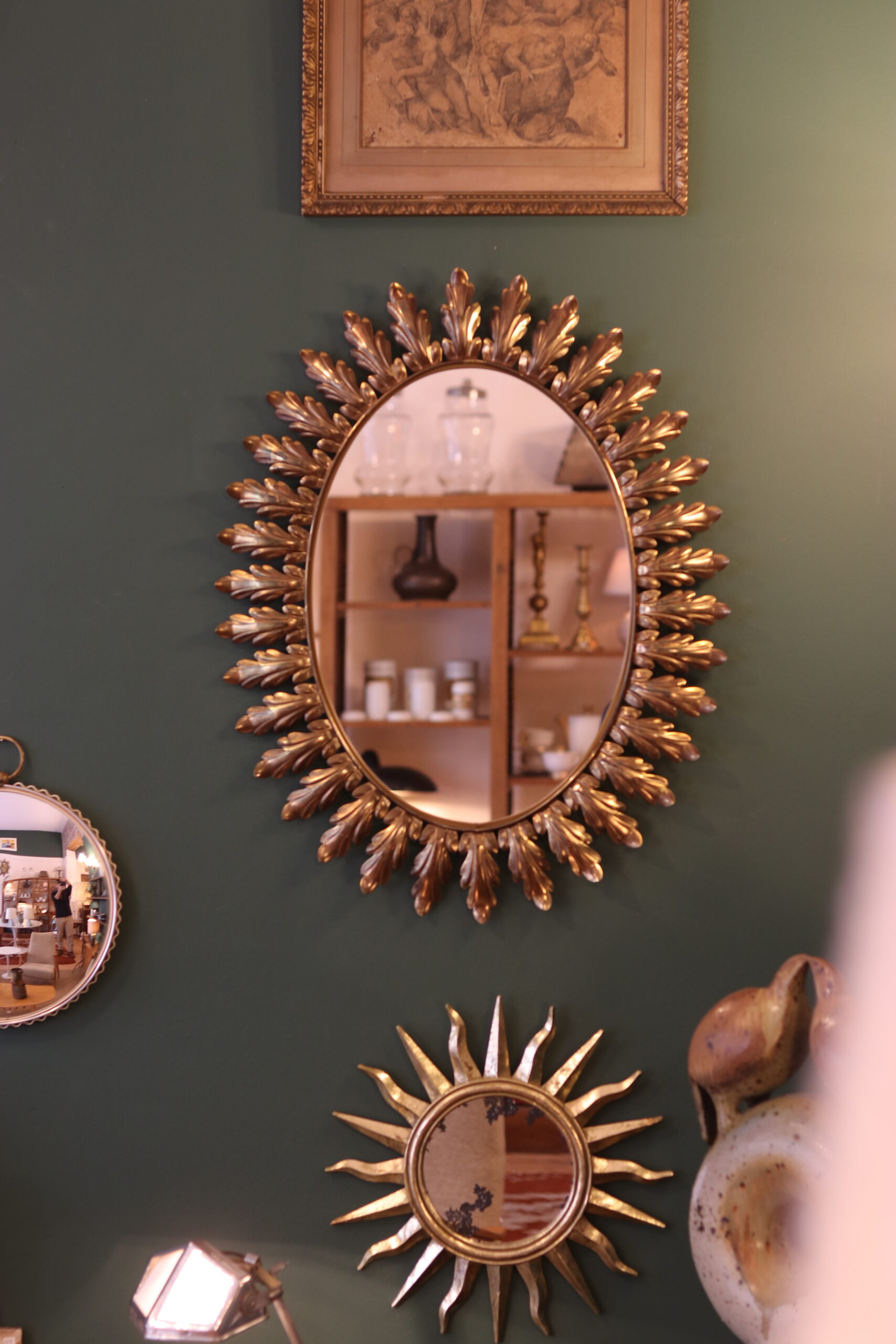 Miroir Hollywood Regency en métal doré à décor de feuilles d’acanthe, Belgique 1978
