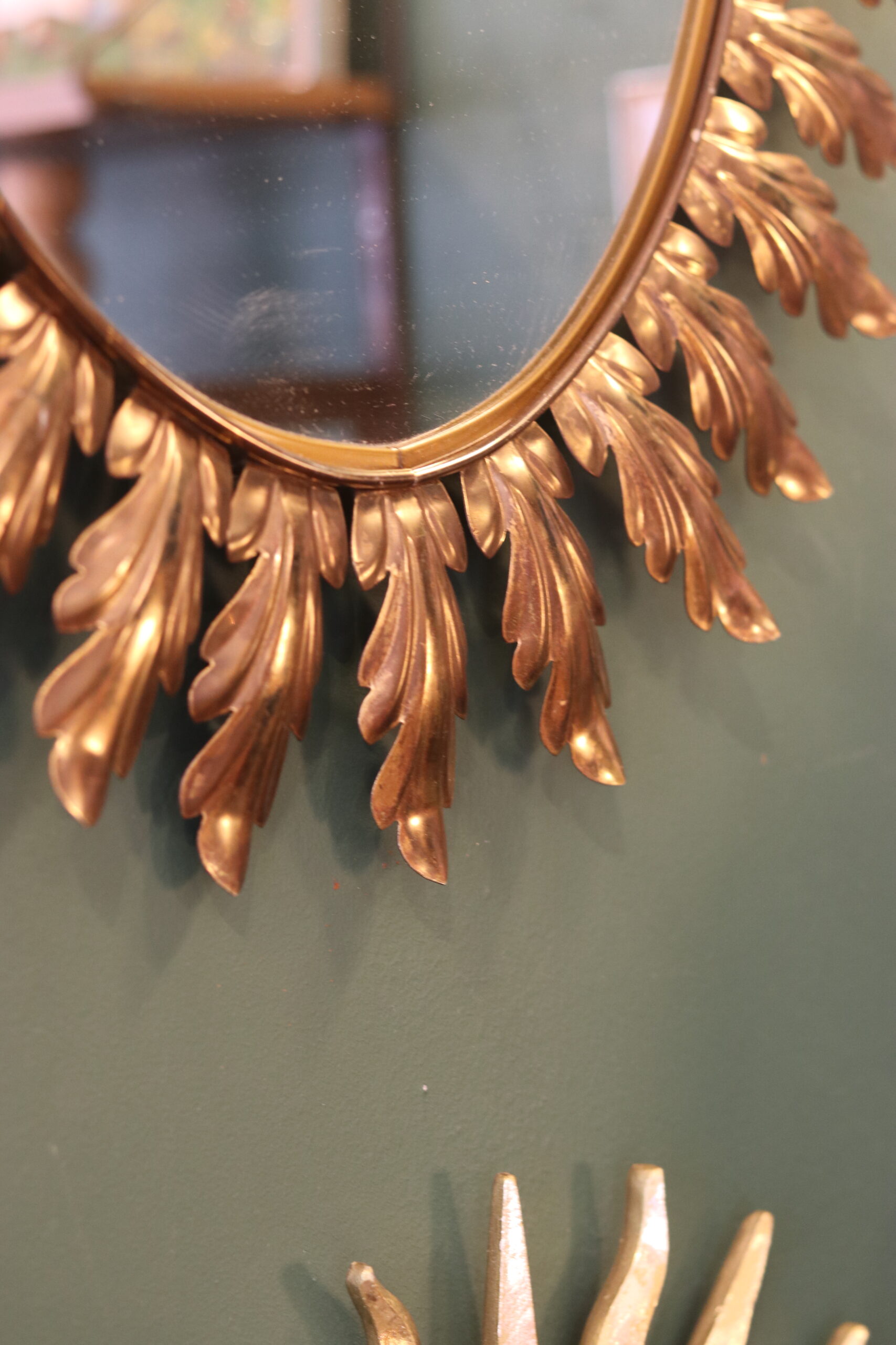 Miroir Hollywood Regency en métal doré à décor de feuilles d’acanthe, Belgique 1978 – Image 3