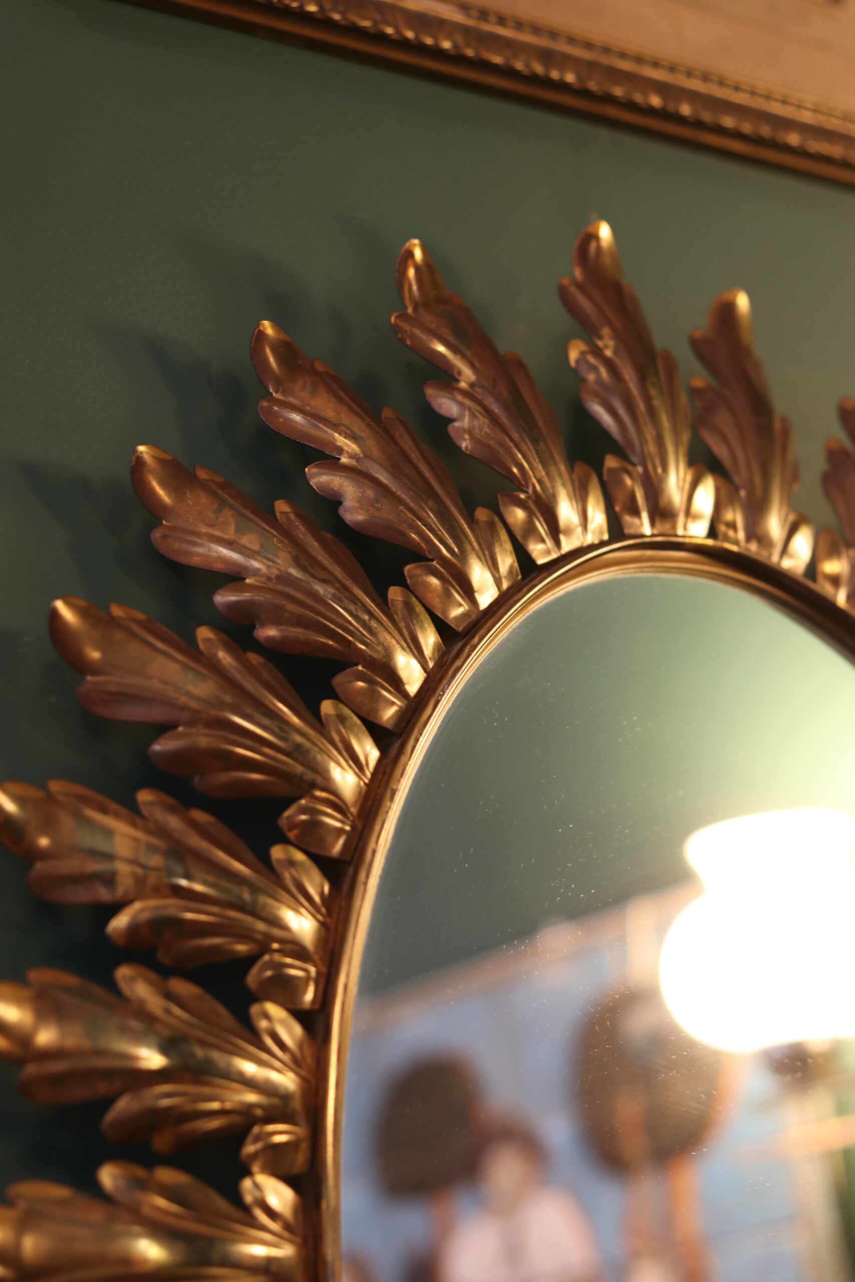 Miroir Hollywood Regency en métal doré à décor de feuilles d’acanthe, Belgique 1978 – Image 2