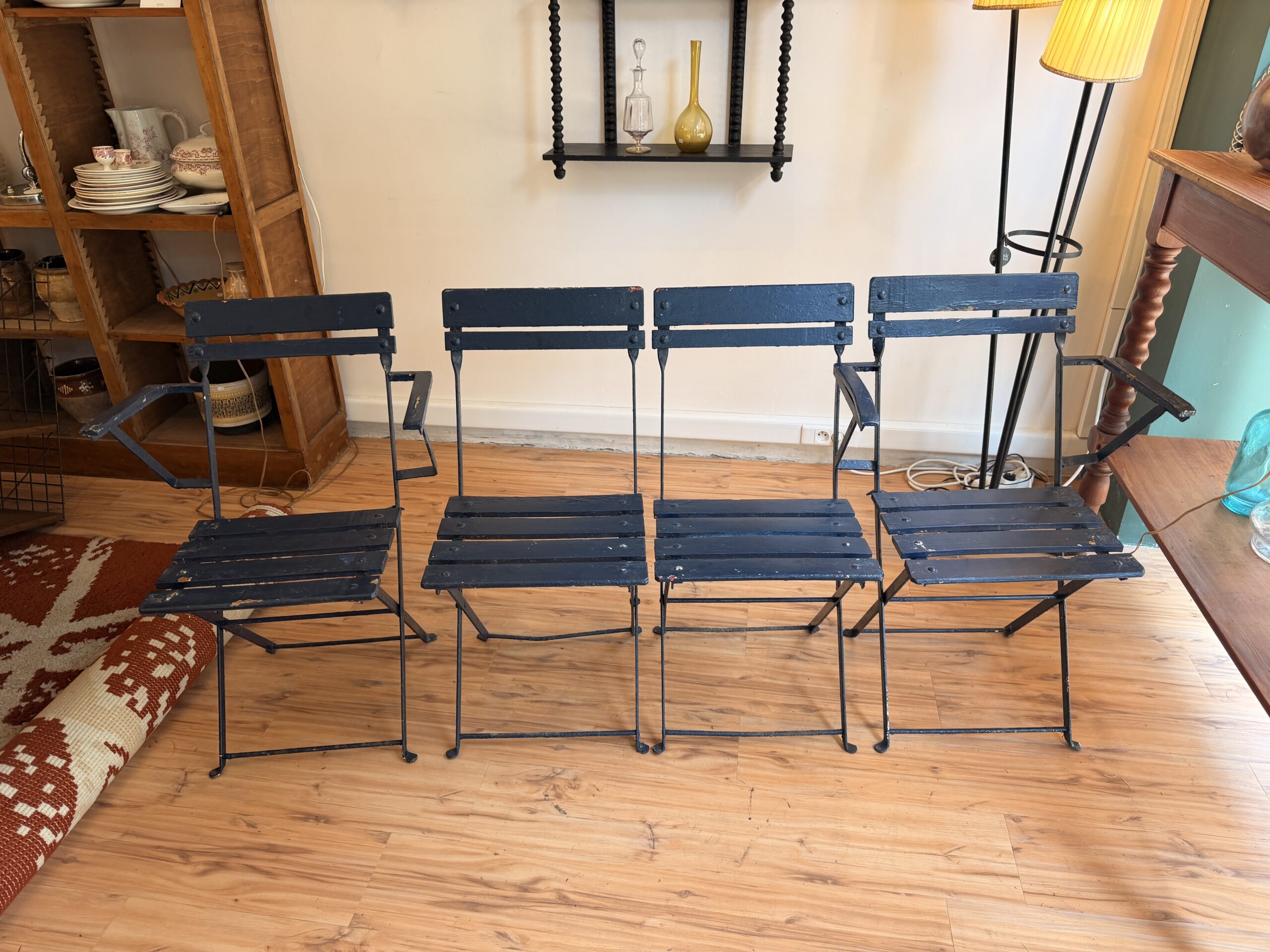 Ensemble rare de 4 chaises de jardin pliantes des années 50 – Image 4
