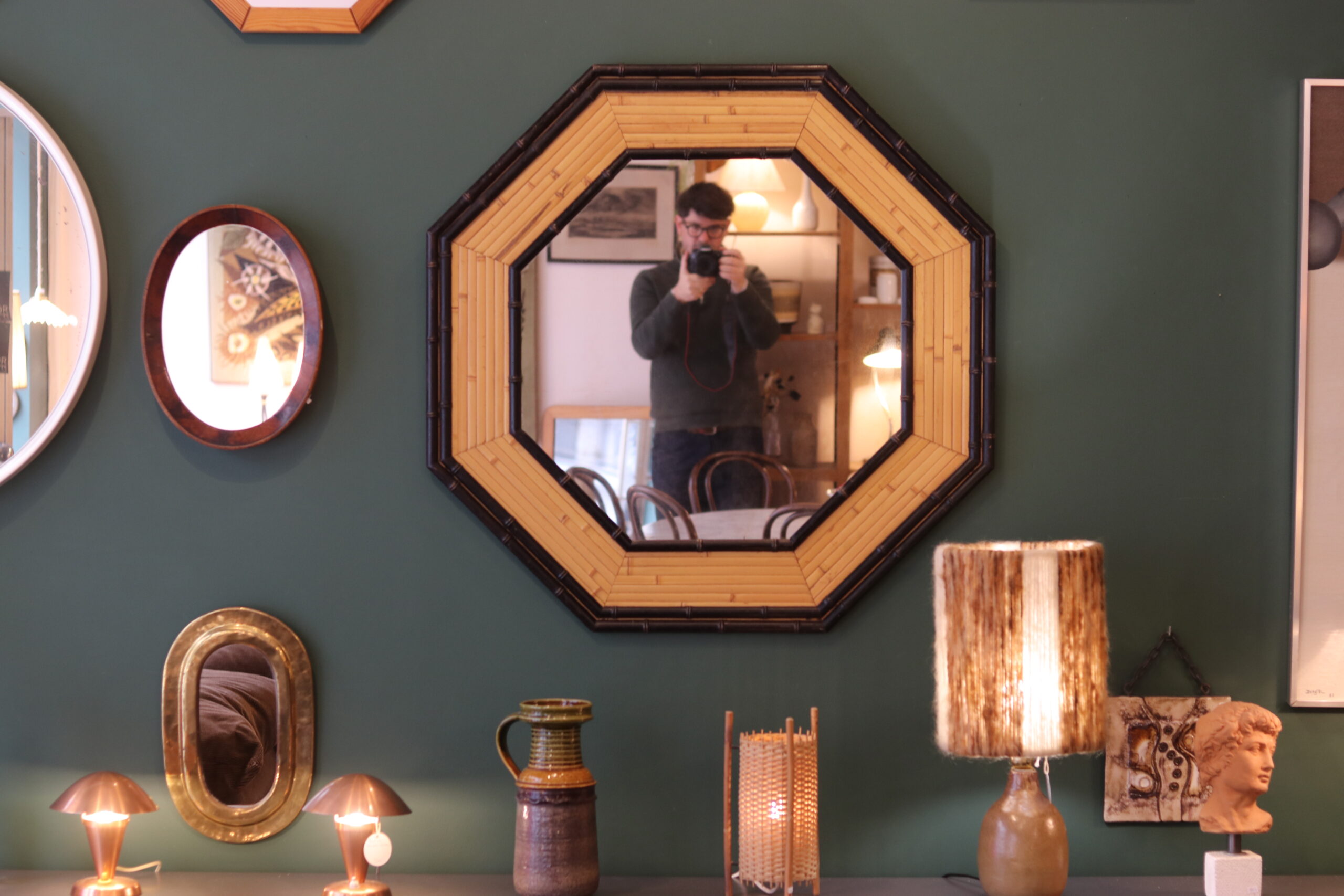 Grand miroir octogonal en bambou 1970