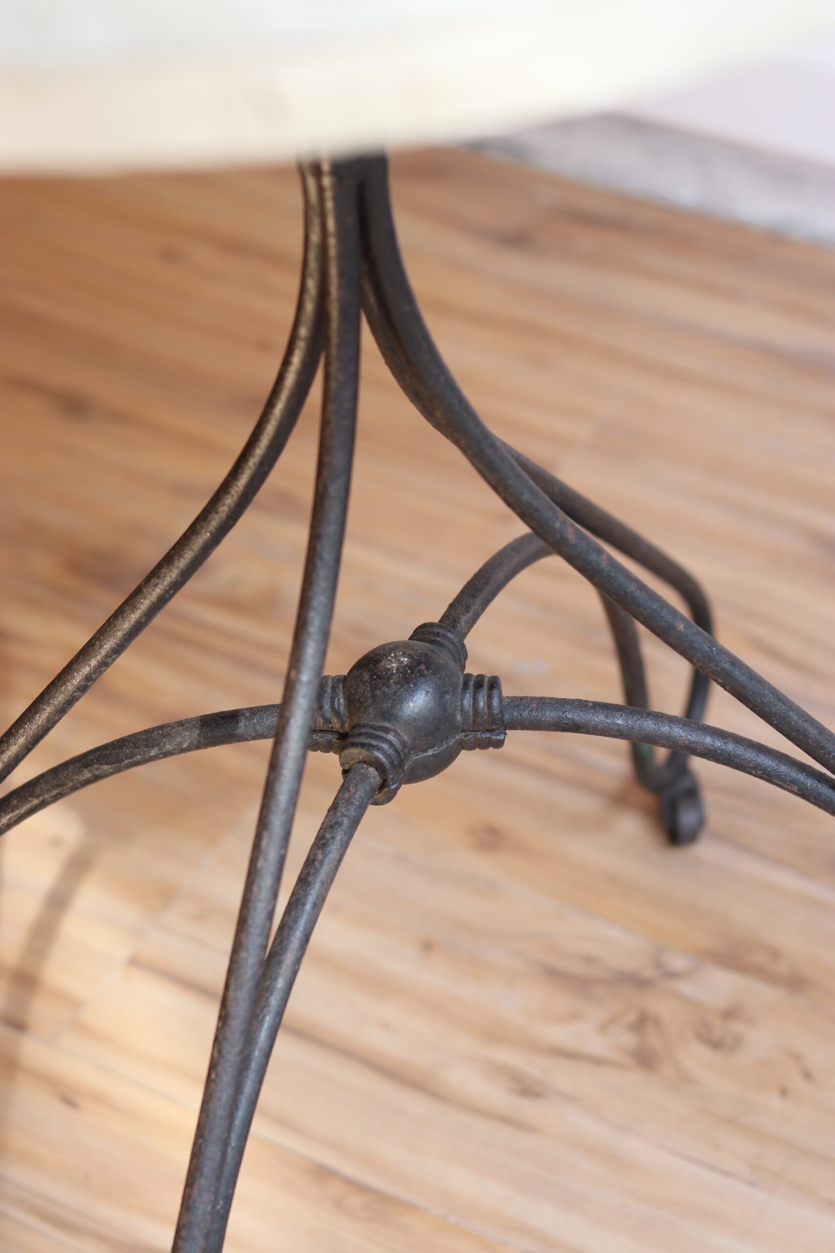 Table de bistrot Art nouveau – Image 3