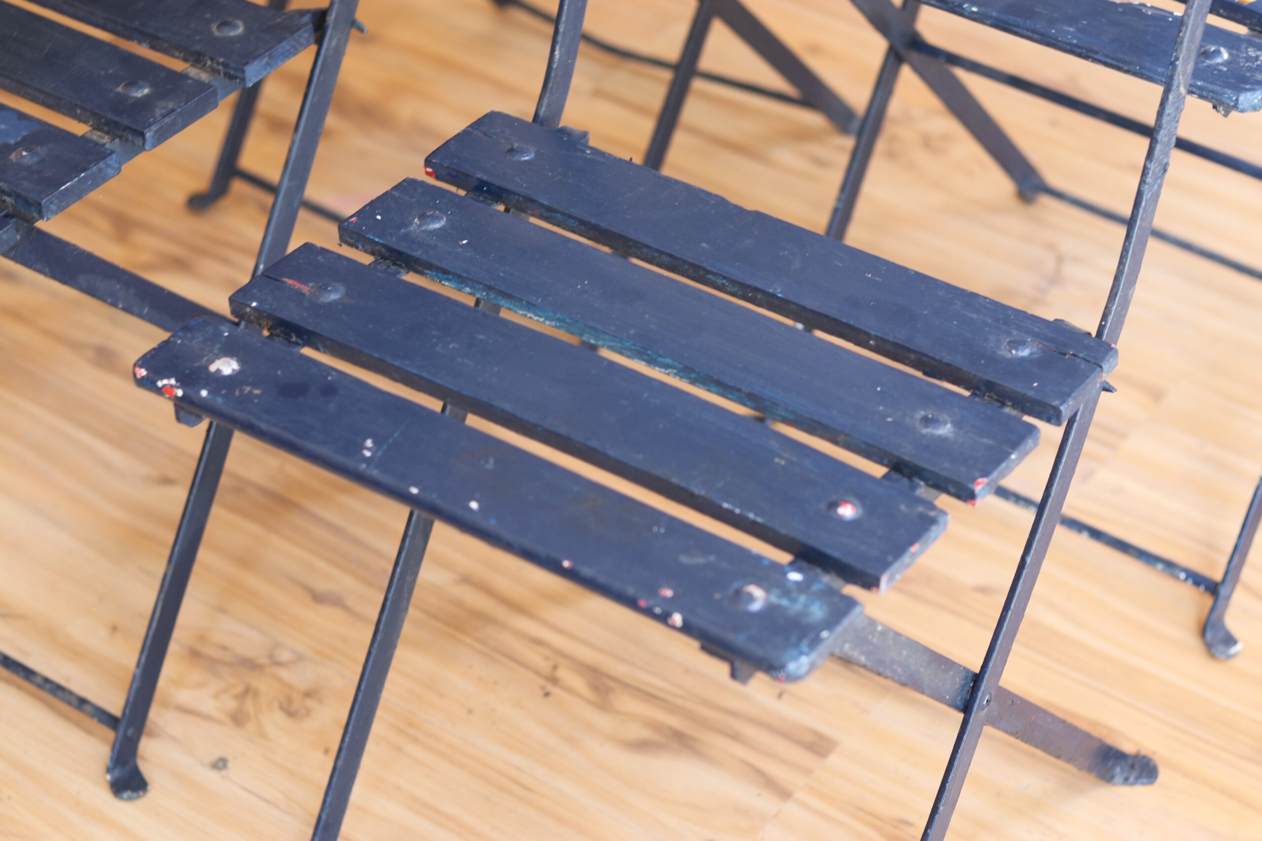 Ensemble rare de 4 chaises de jardin pliantes des années 50 – Image 7