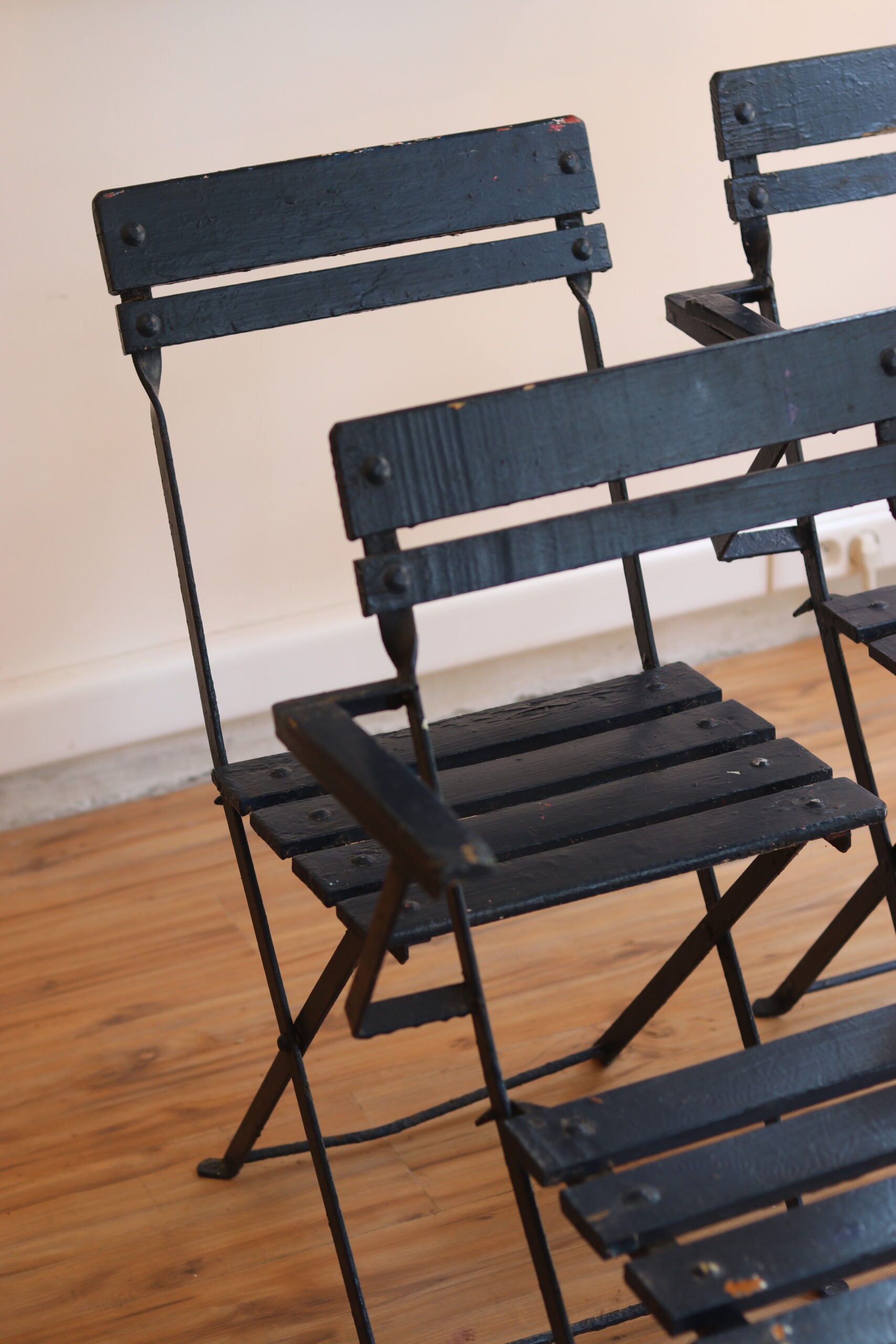 Ensemble rare de 4 chaises de jardin pliantes des années 50 – Image 6