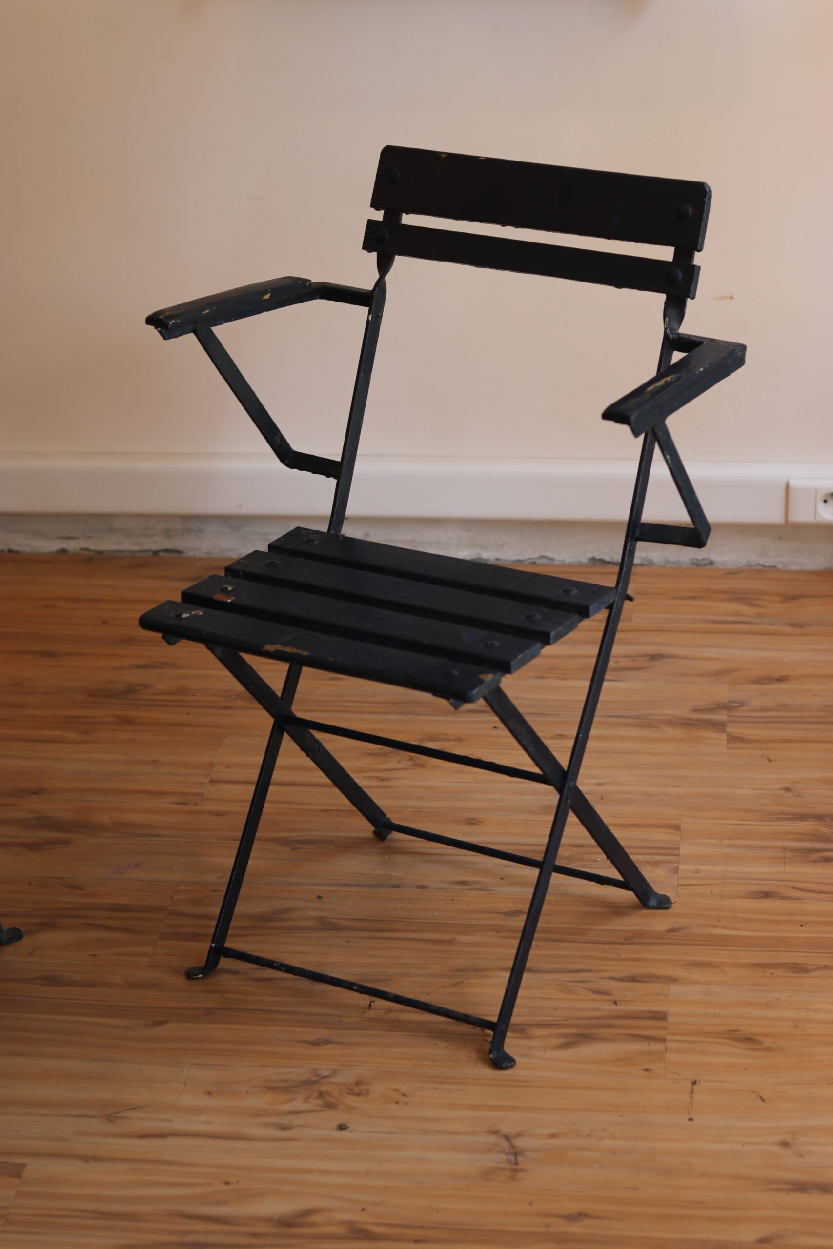 Ensemble rare de 4 chaises de jardin pliantes des années 50 – Image 3