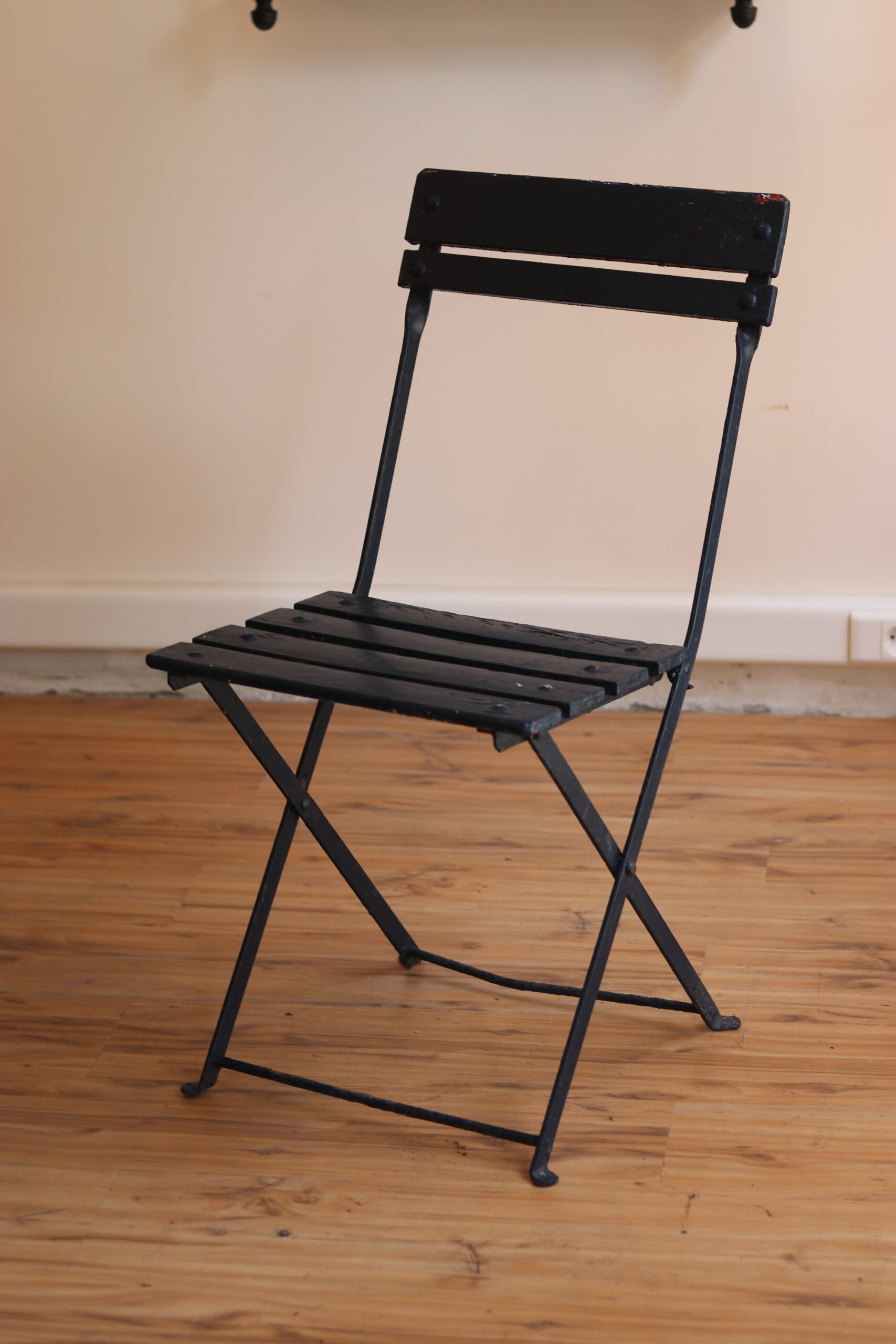 Ensemble rare de 4 chaises de jardin pliantes des années 50 – Image 2