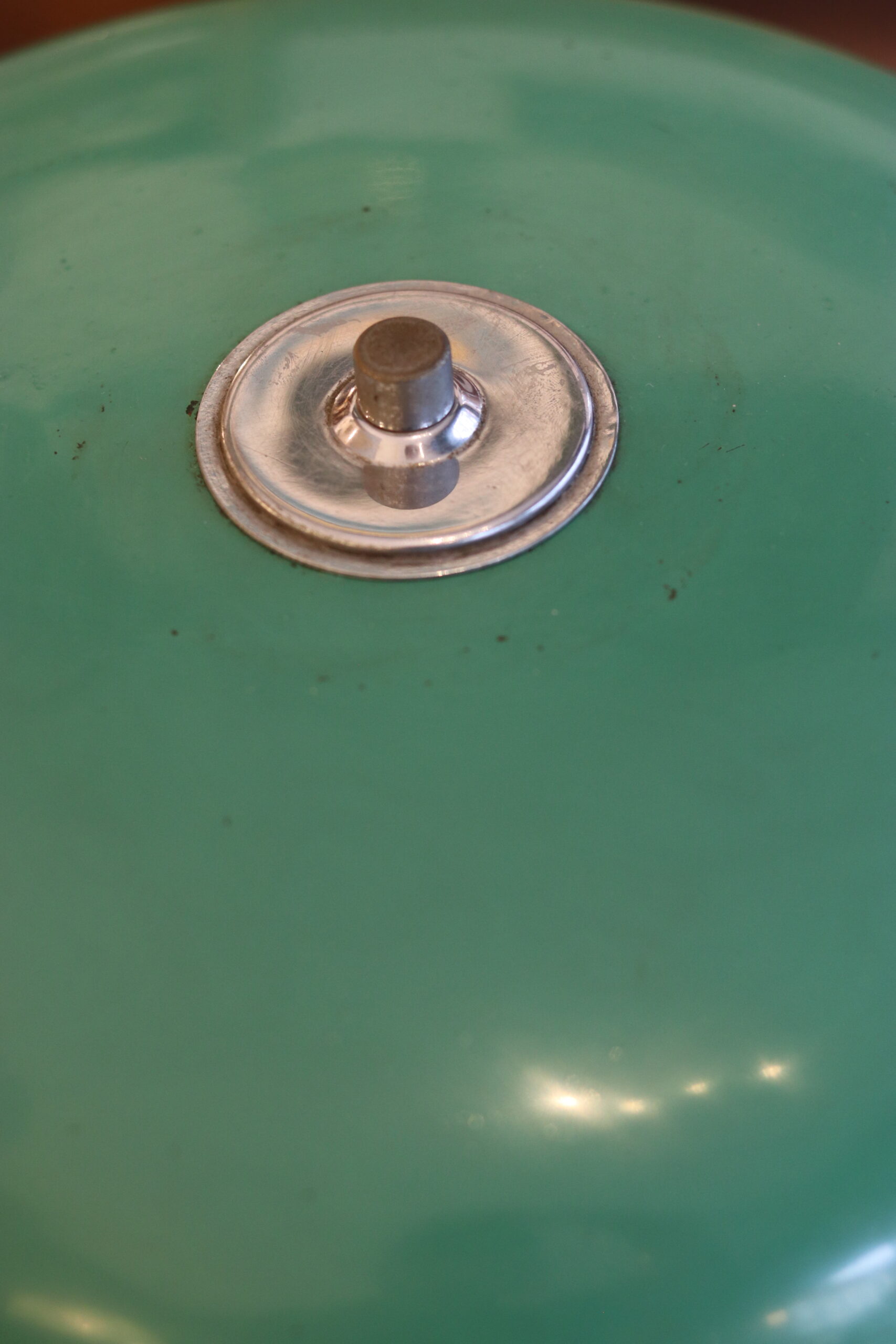 Lampe de bureau style Bauhaus en métal laqué vert, vers 1950-60