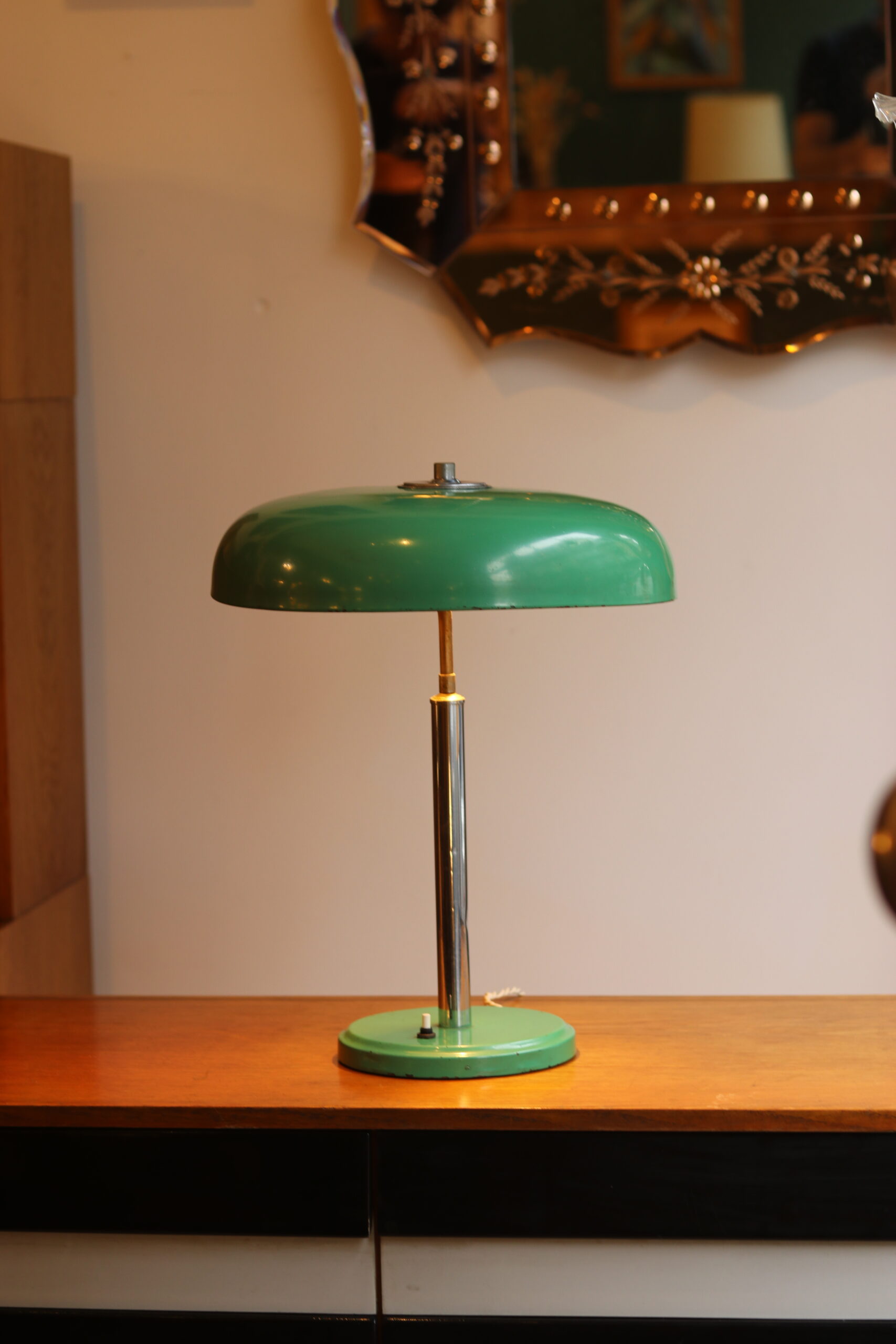 Lampe de bureau style Bauhaus en métal laqué vert, vers 1950-60