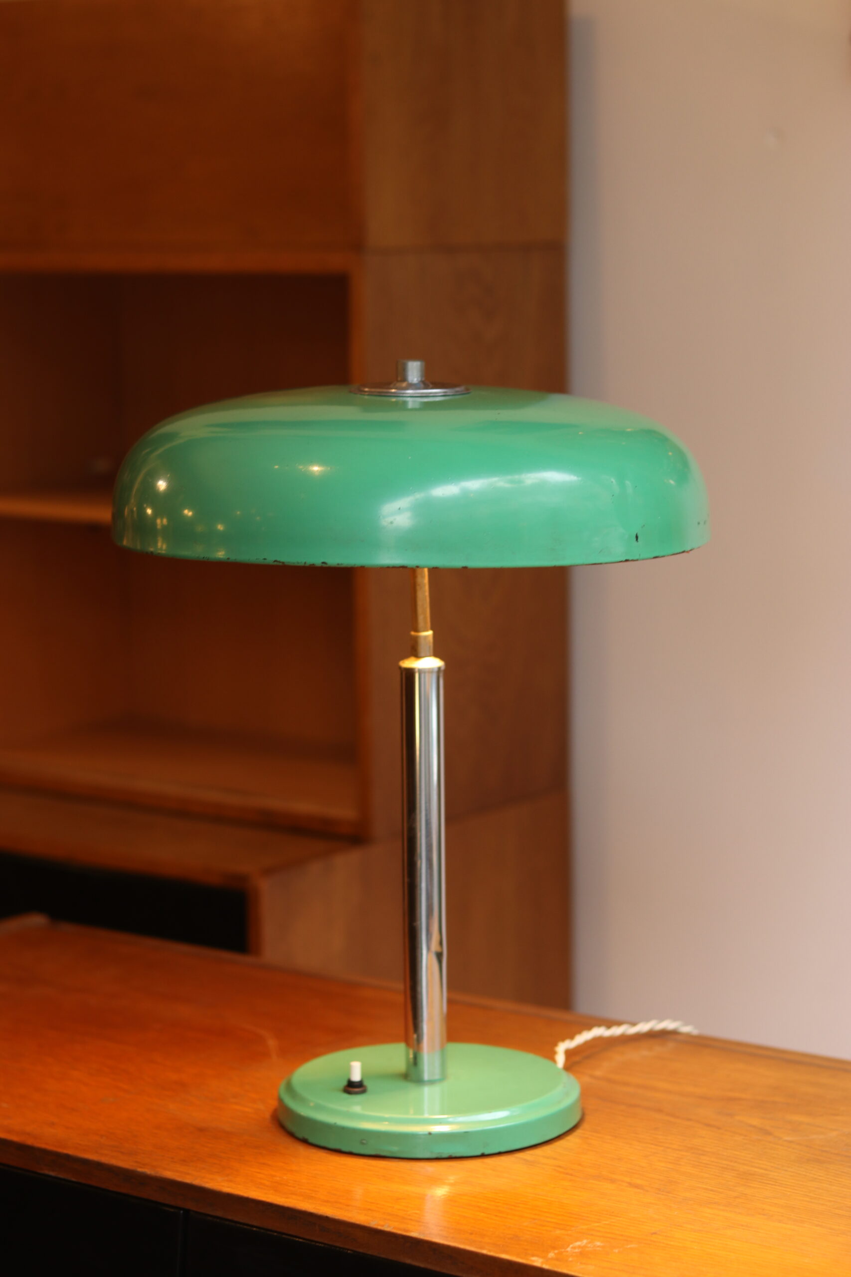 Lampe de bureau style Bauhaus en métal laqué vert, vers 1950-60 – Image 2