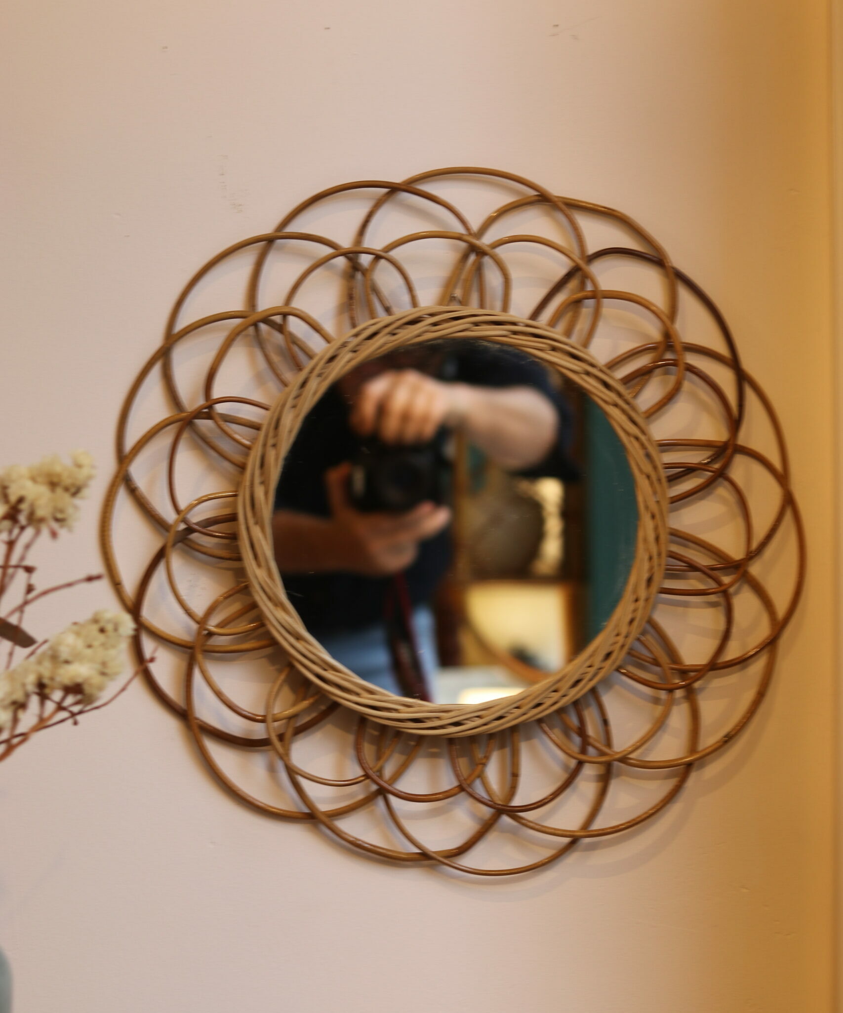 Miroir fleur en osier des années 1960