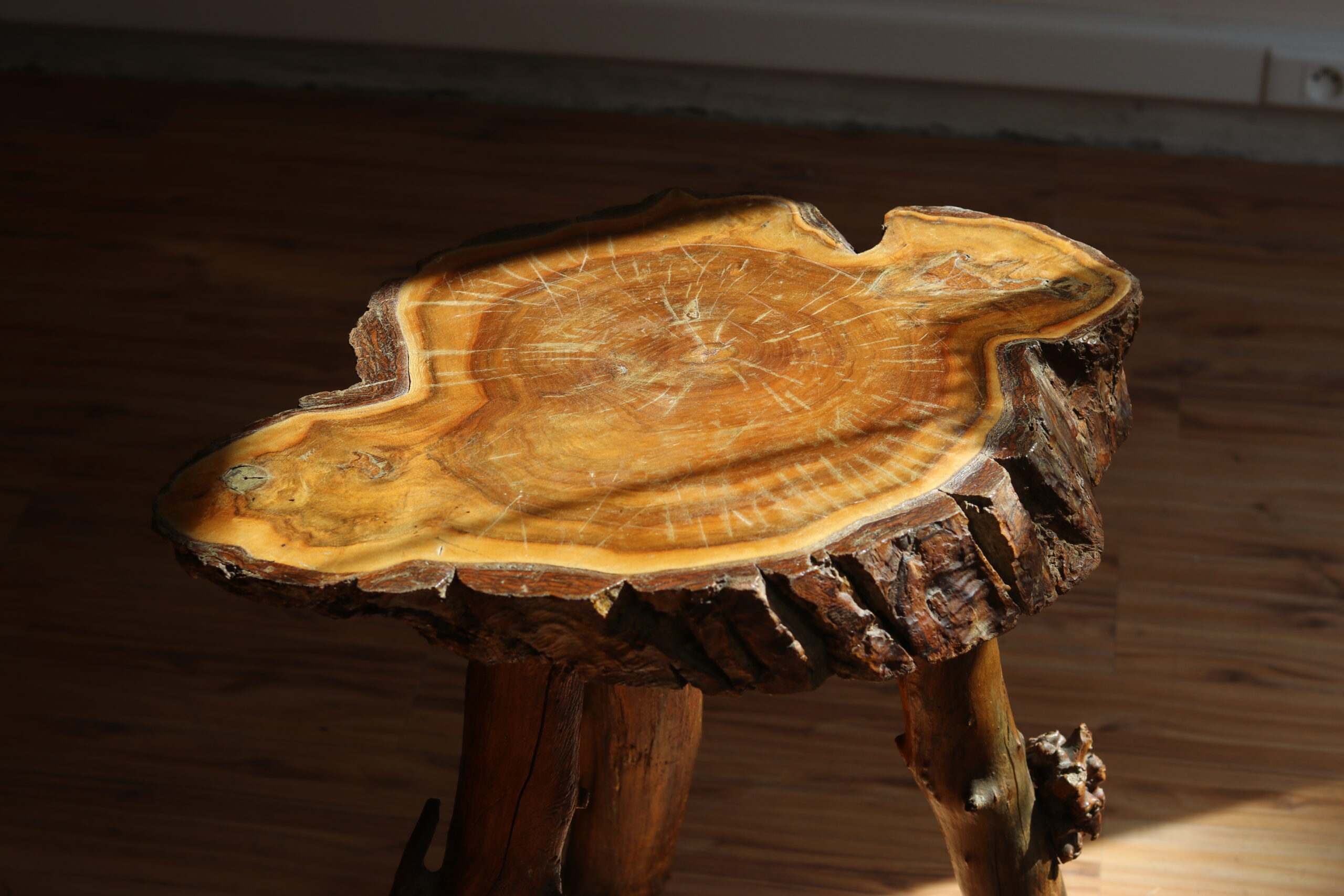Table d’appoint brutaliste en chêne, années 1950-60