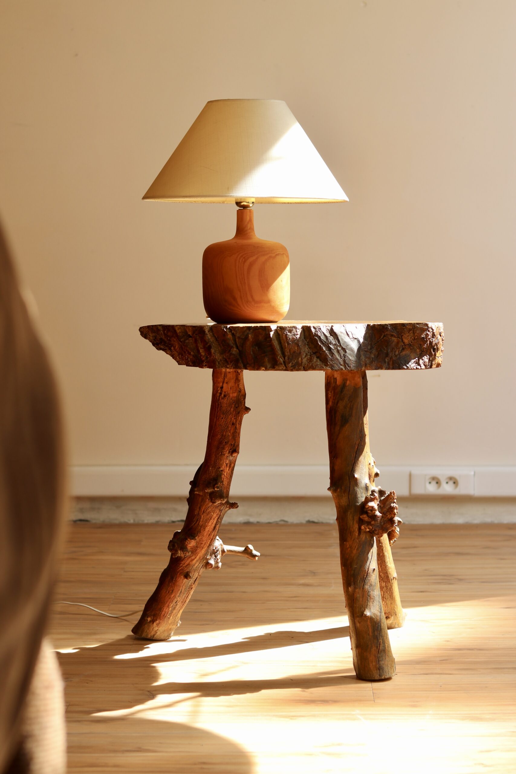 Table d’appoint brutaliste en chêne, années 1950-60 – Image 2