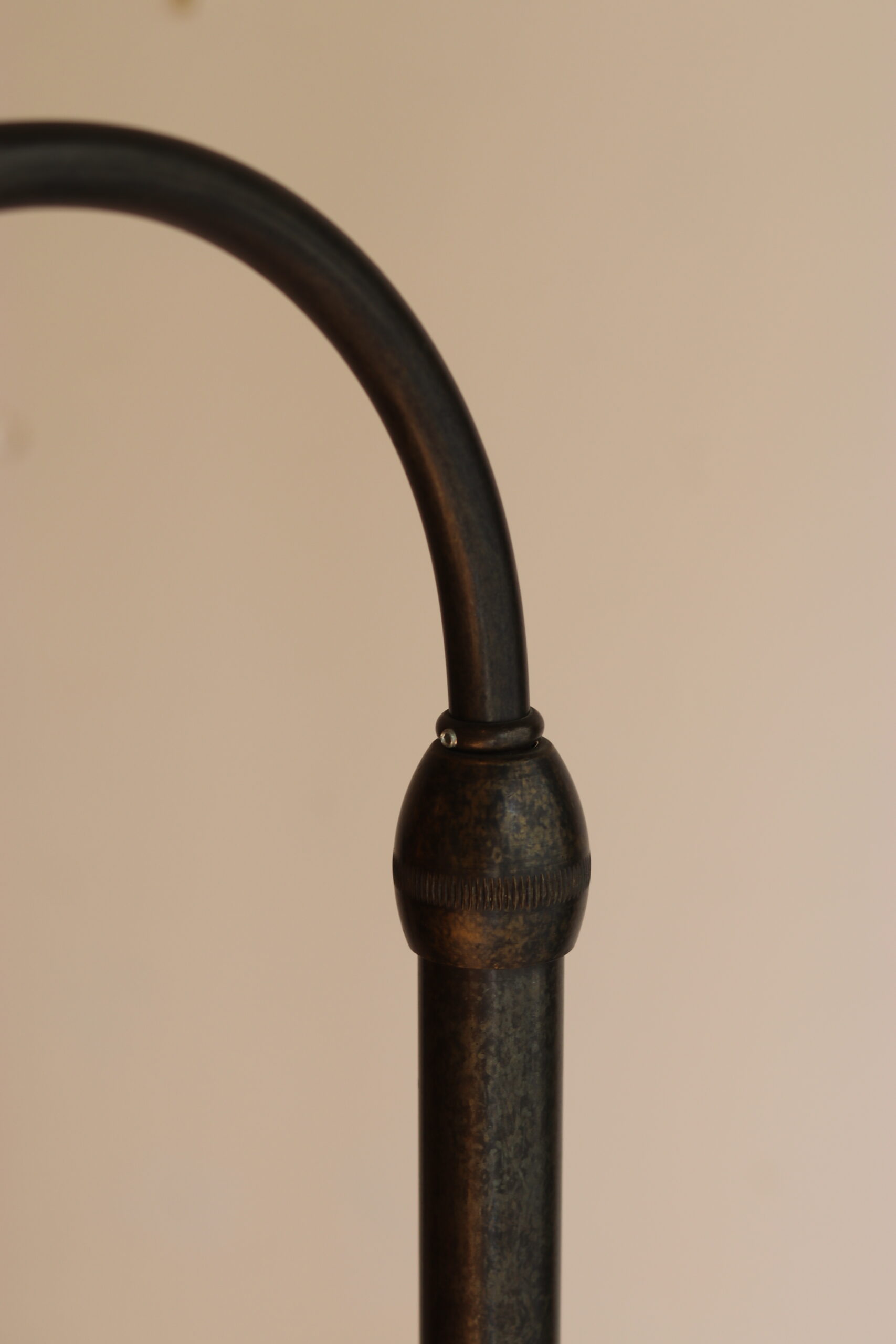 Lampadaire orientable en métal patiné, années 1970 – Image 3