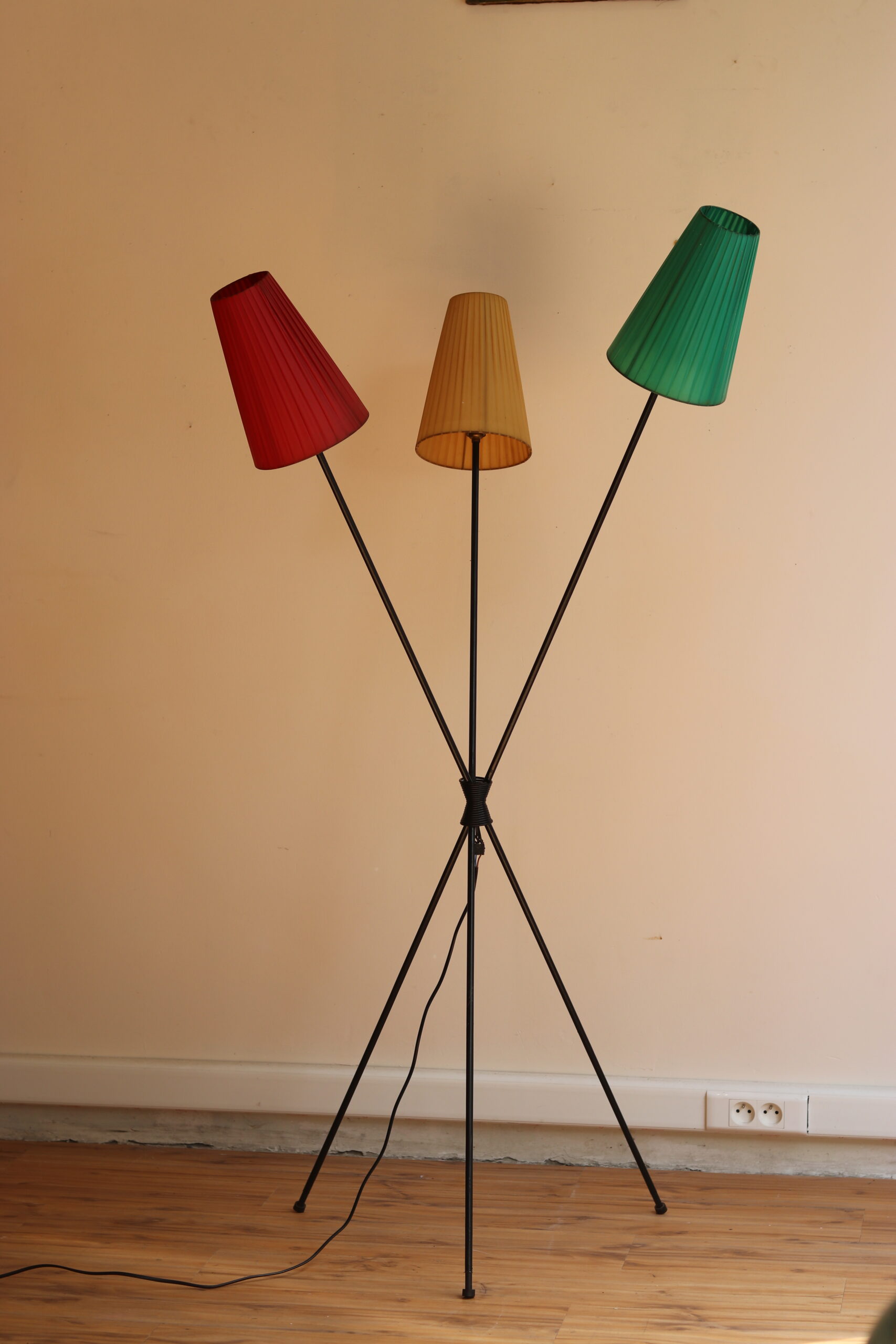 Lampadaire tripode tricolore années 50 à trois feux