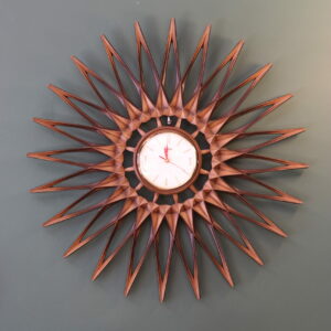 Grande horloge murale « soleil » Bayard des années 60 en plastique imitation bois