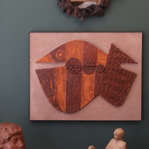 Superbe panneau mural en terre cuite émaillée représentant un poisson stylisé aux motifs géométriques en relief.