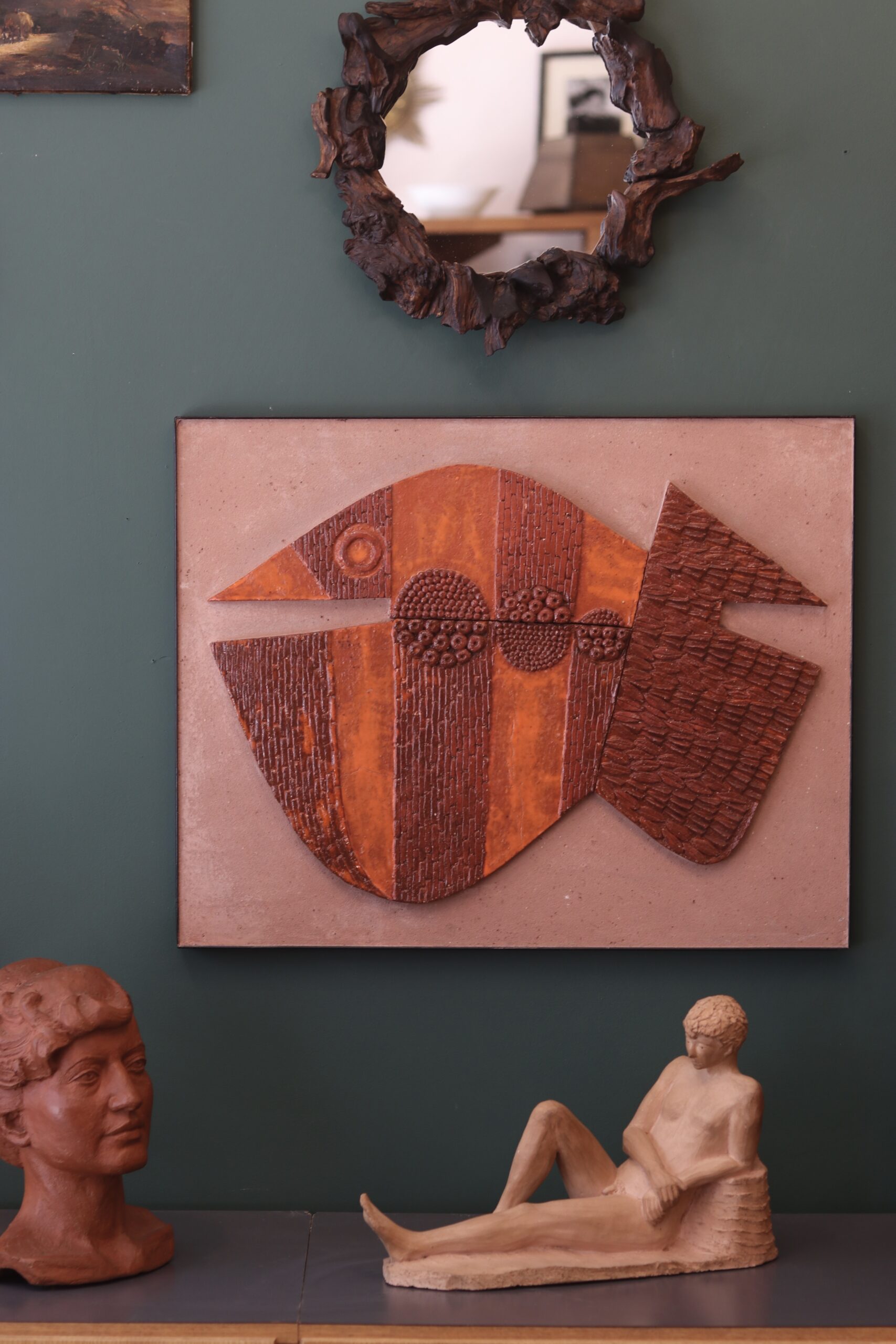 Superbe panneau mural en terre cuite émaillée représentant un poisson stylisé aux motifs géométriques en relief.