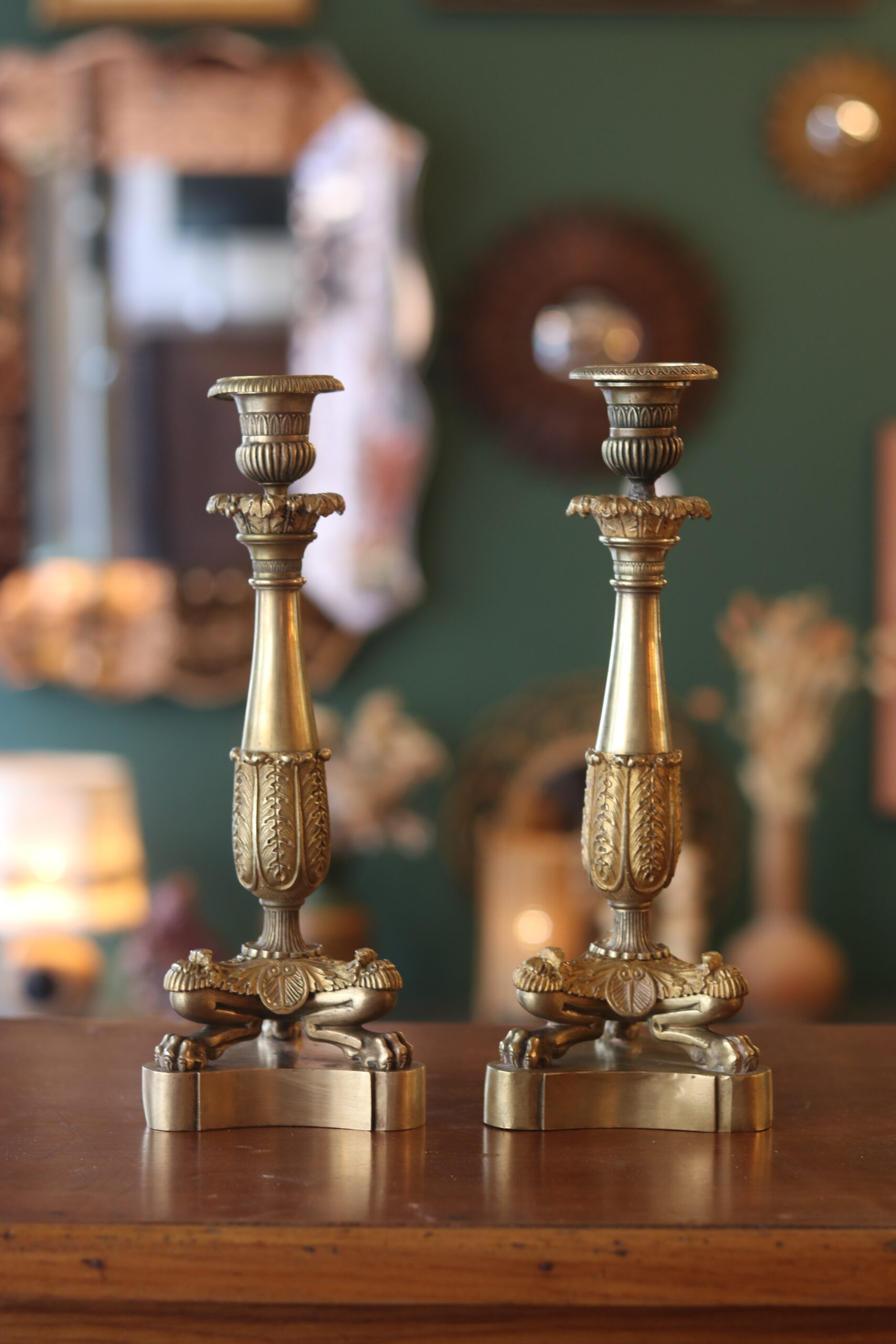 Paire de bougeoirs d'époque Empire en bronze doré – Image 2