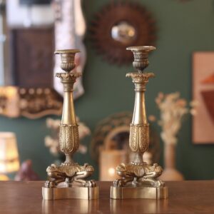 Paire de bougeoirs d'époque Empire en bronze doré