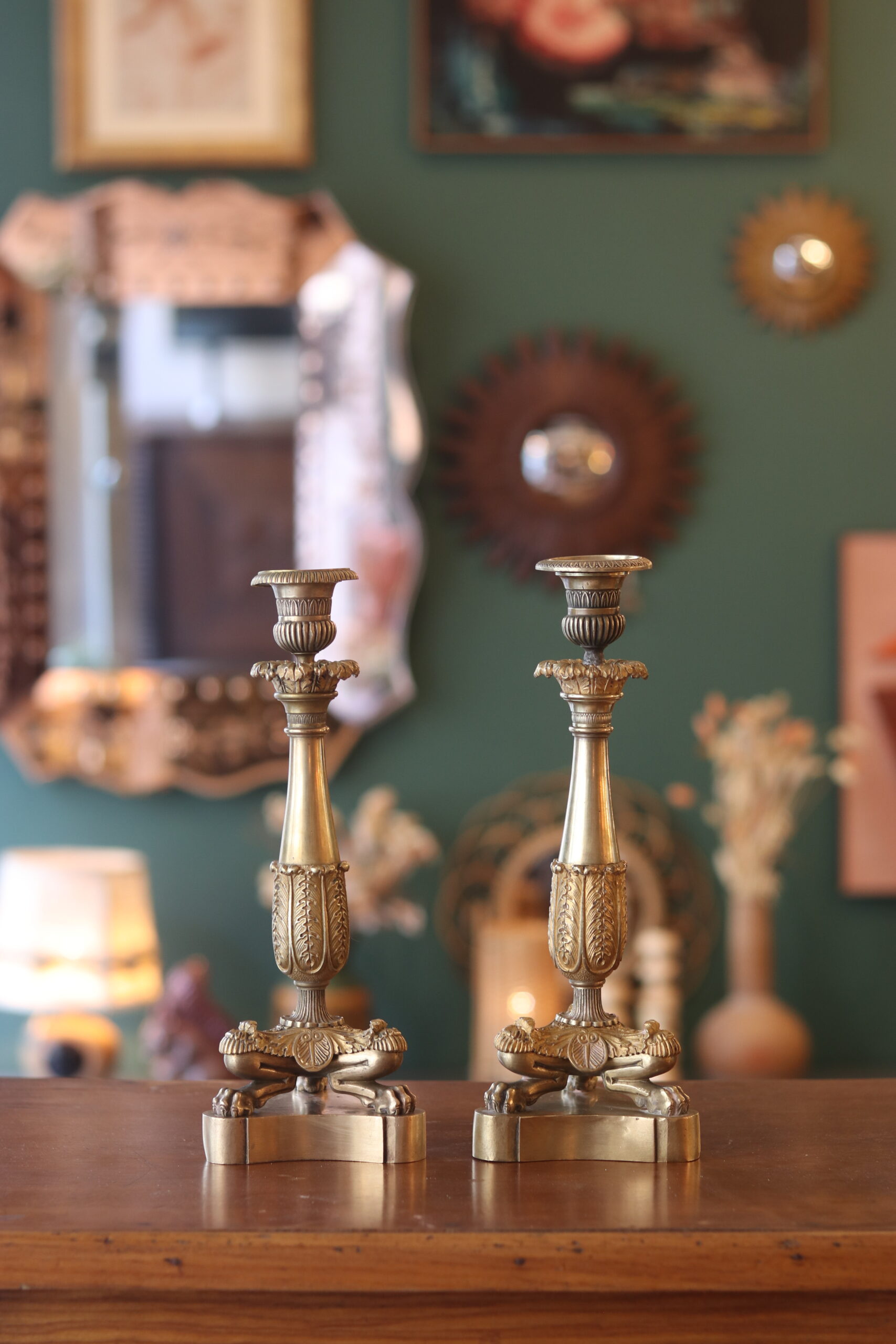 Paire de bougeoirs d'époque Empire en bronze doré – Image 3