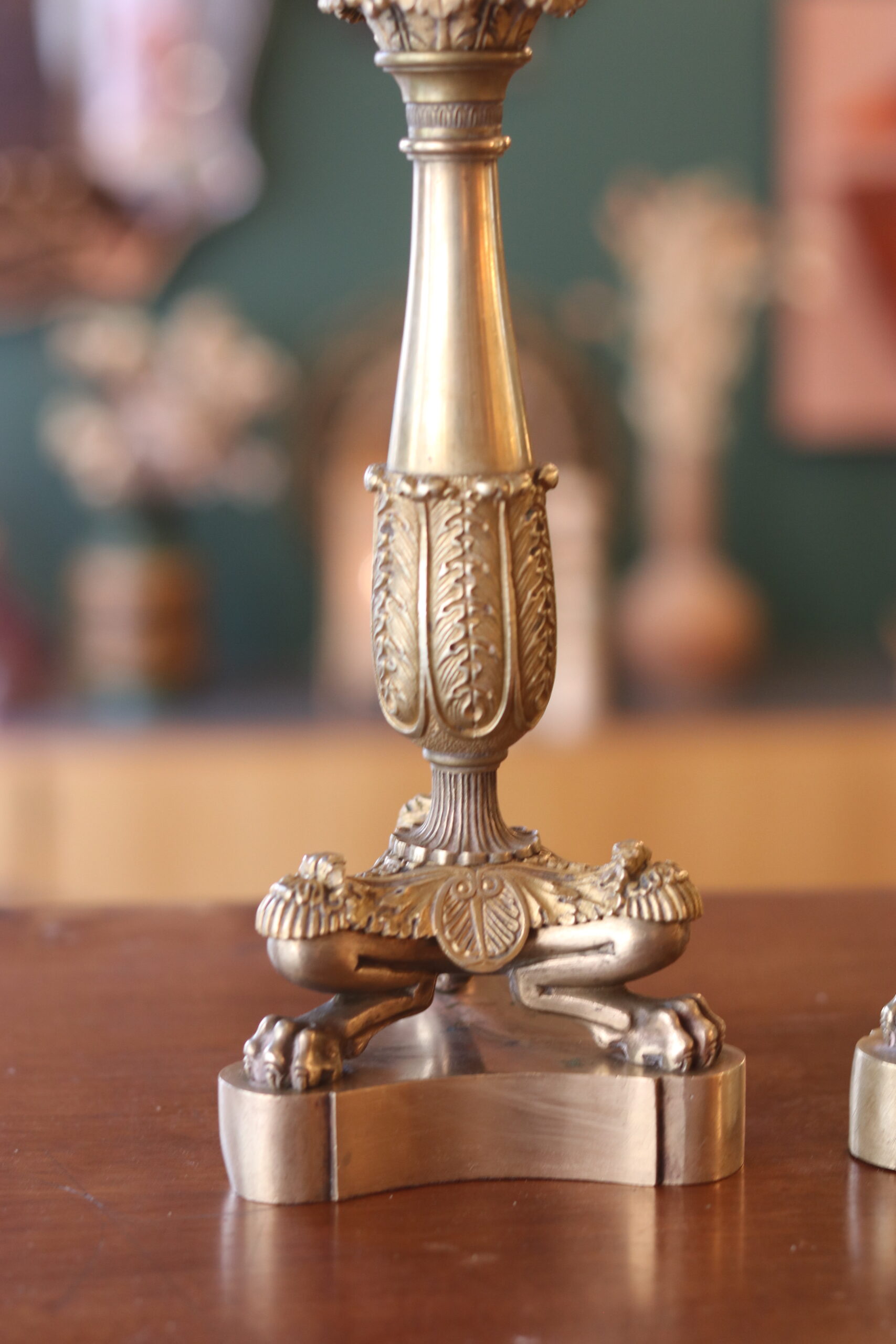 Paire de bougeoirs d'époque Empire en bronze doré – Image 4