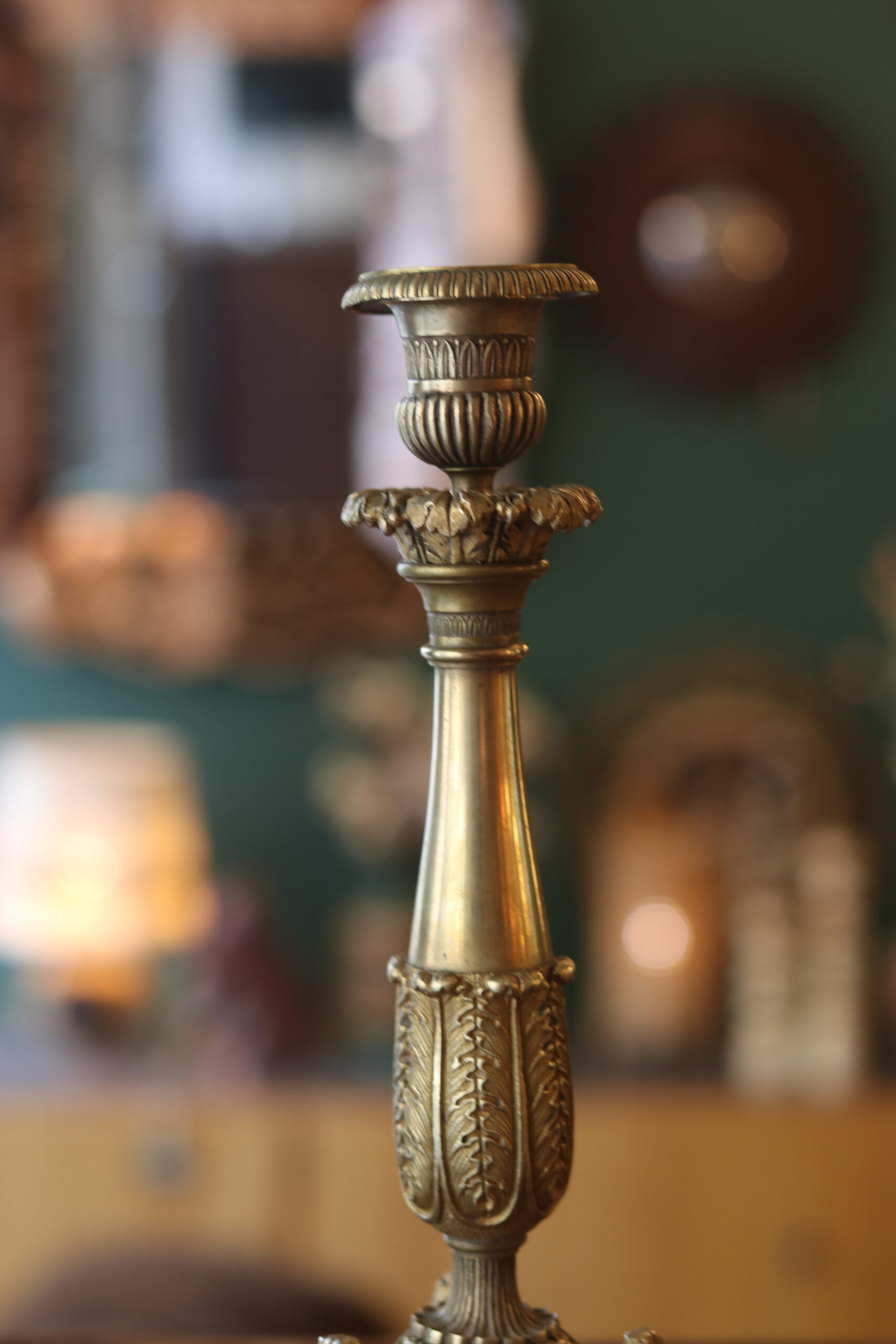 Paire de bougeoirs d'époque Empire en bronze doré – Image 5