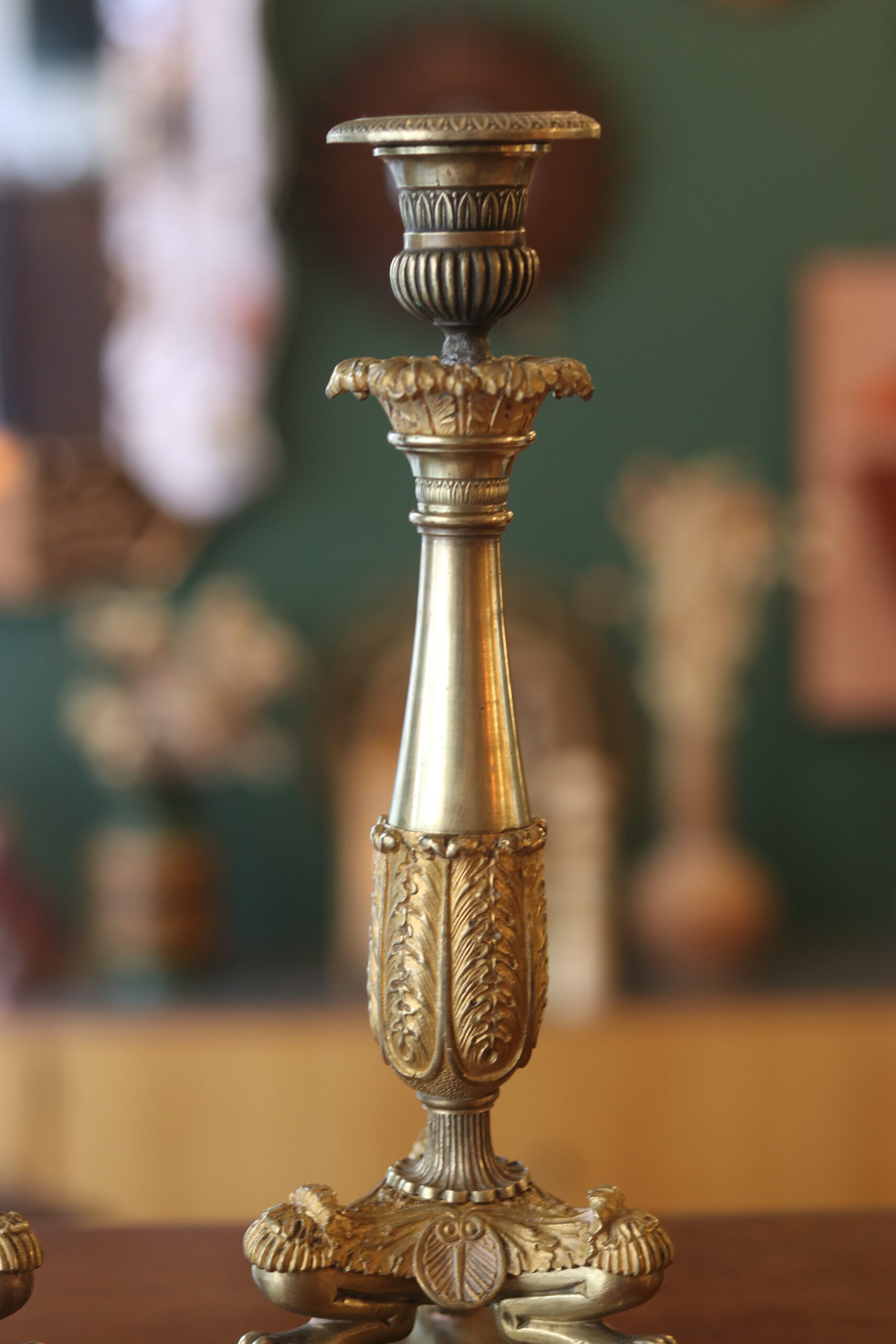 Paire de bougeoirs d'époque Empire en bronze doré – Image 6