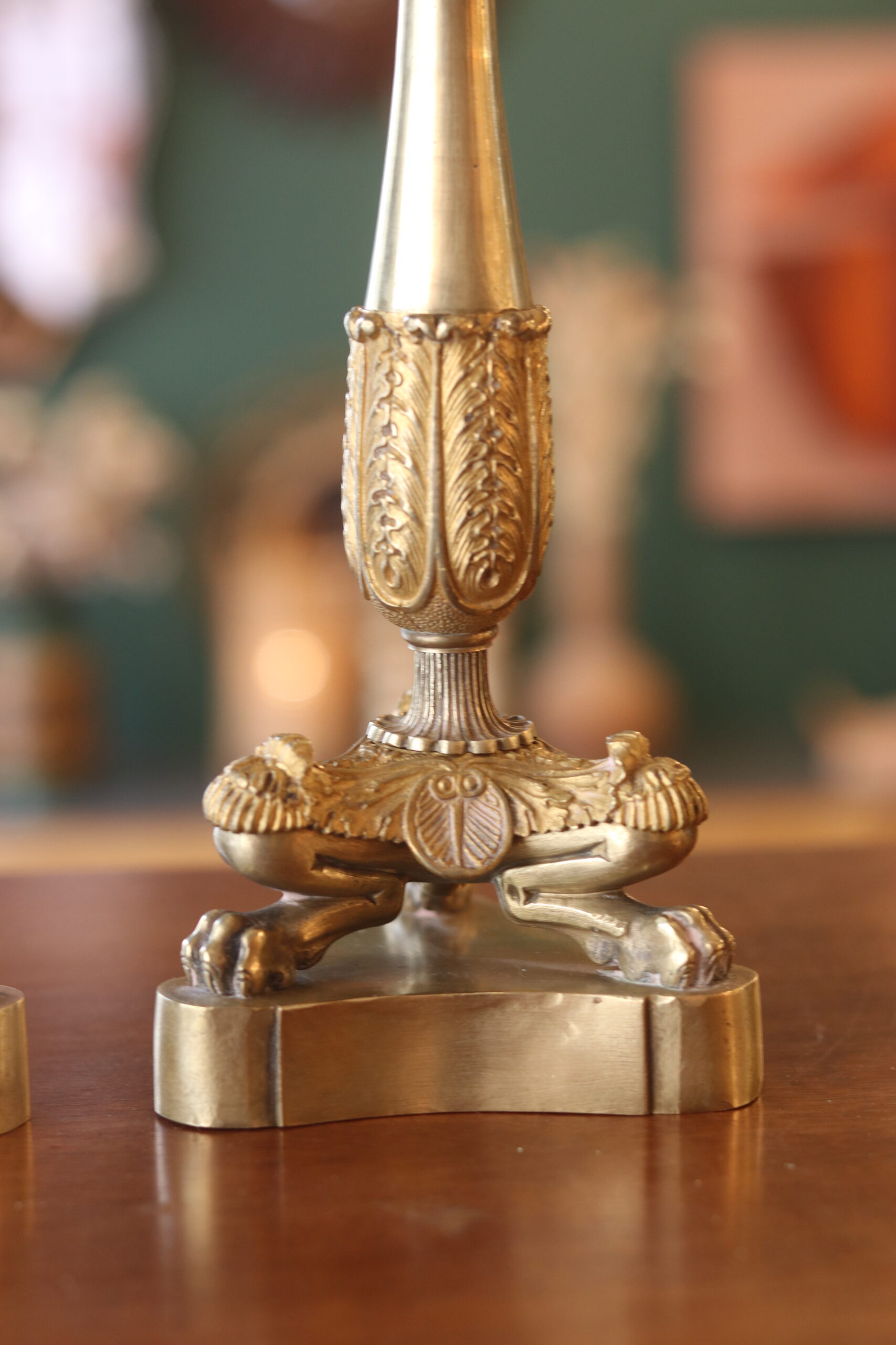 Paire de bougeoirs d'époque Empire en bronze doré – Image 7
