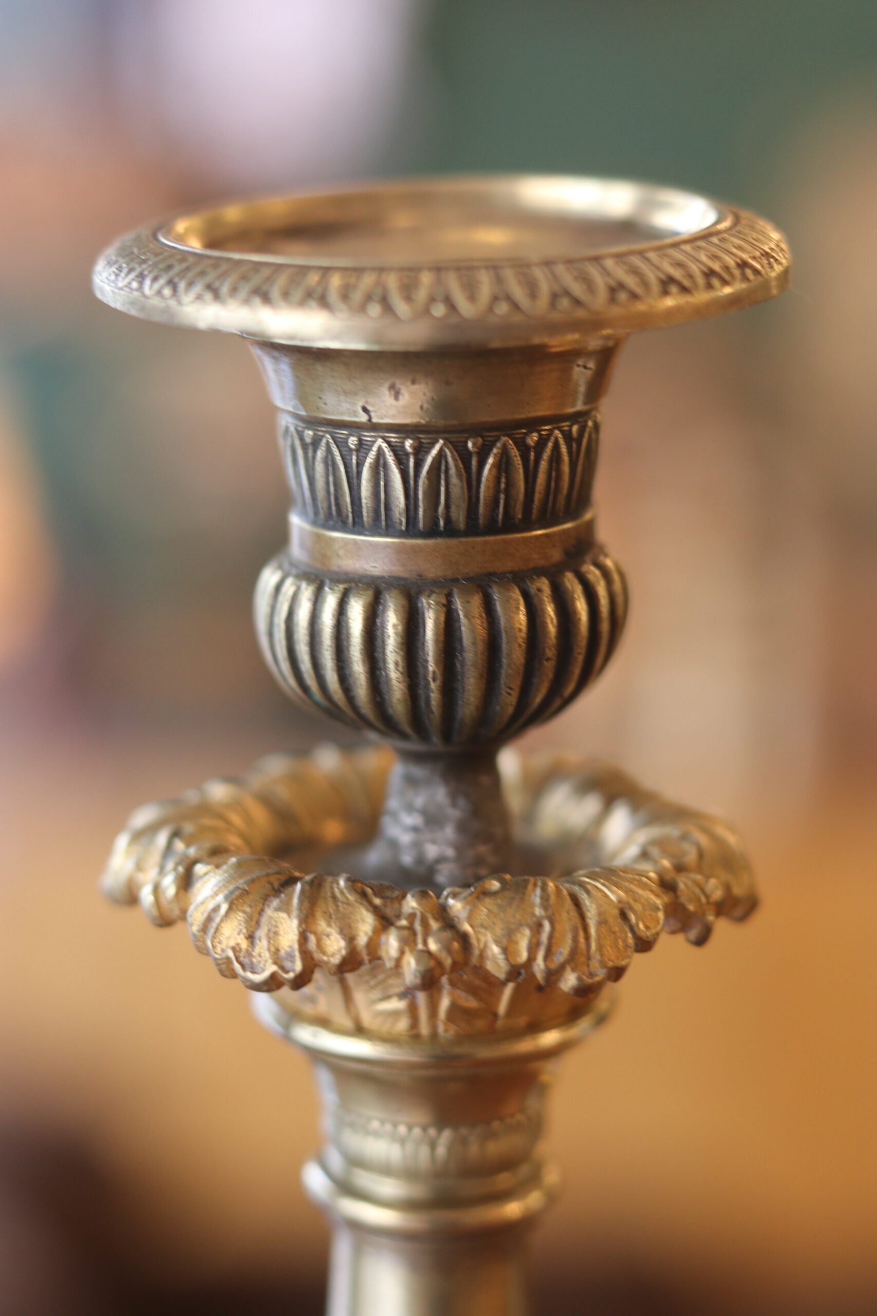 Paire de bougeoirs d'époque Empire en bronze doré