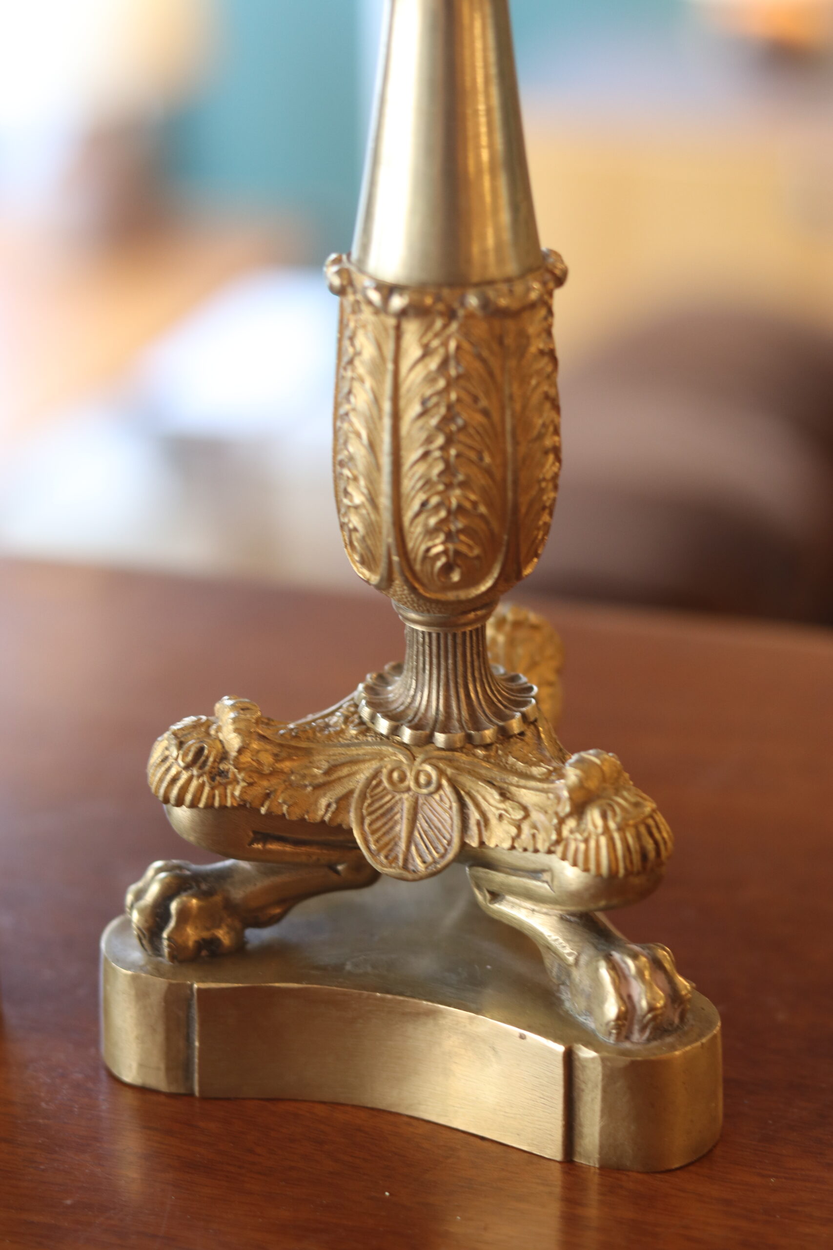 Paire de bougeoirs d'époque Empire en bronze doré – Image 12