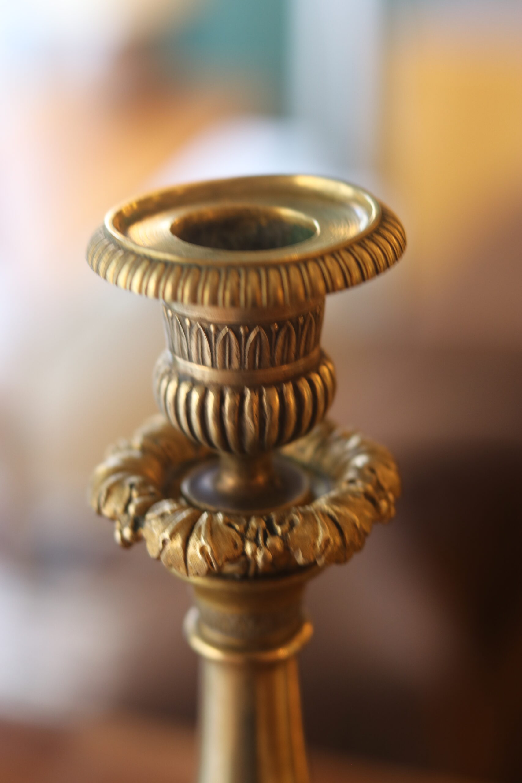 Paire de bougeoirs d'époque Empire en bronze doré – Image 9
