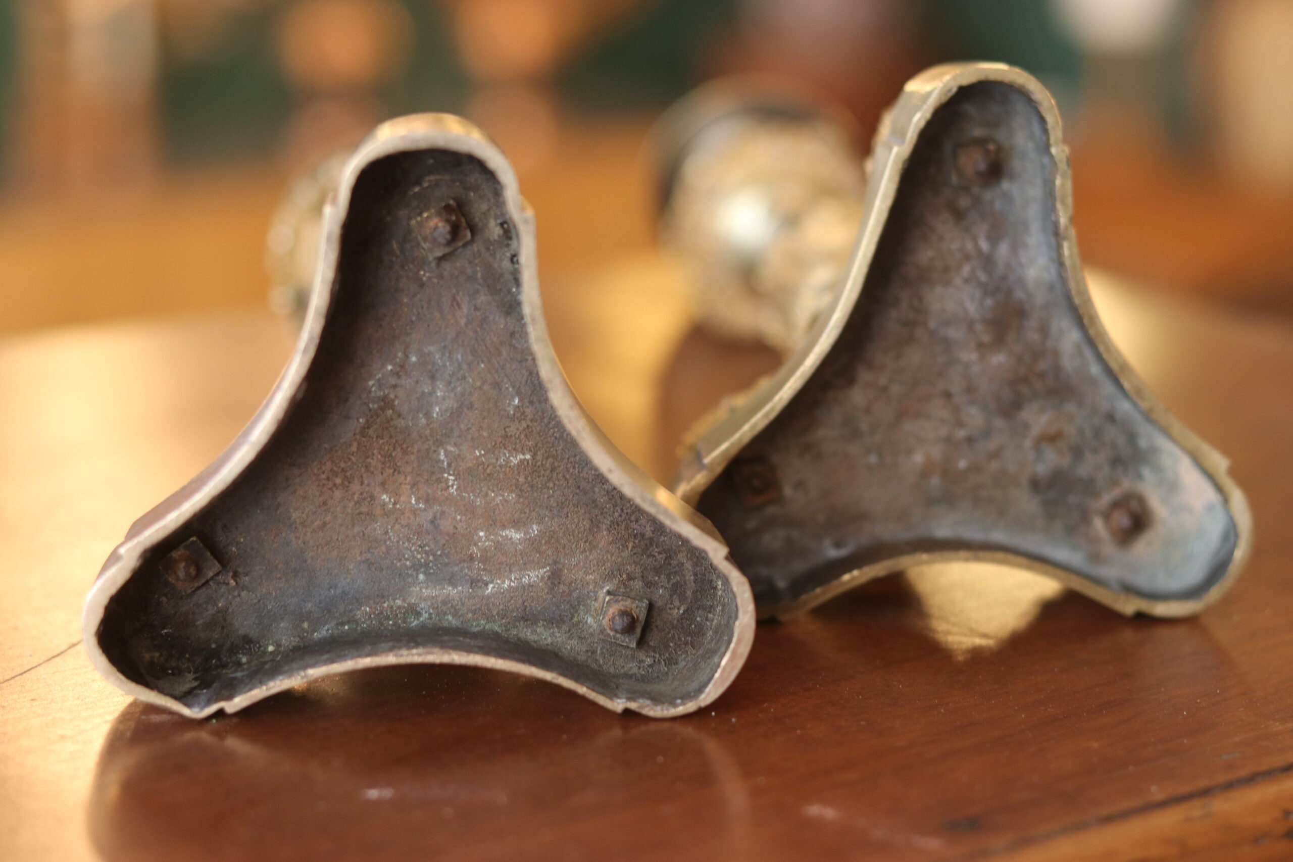 Paire de bougeoirs d'époque Empire en bronze doré – Image 8