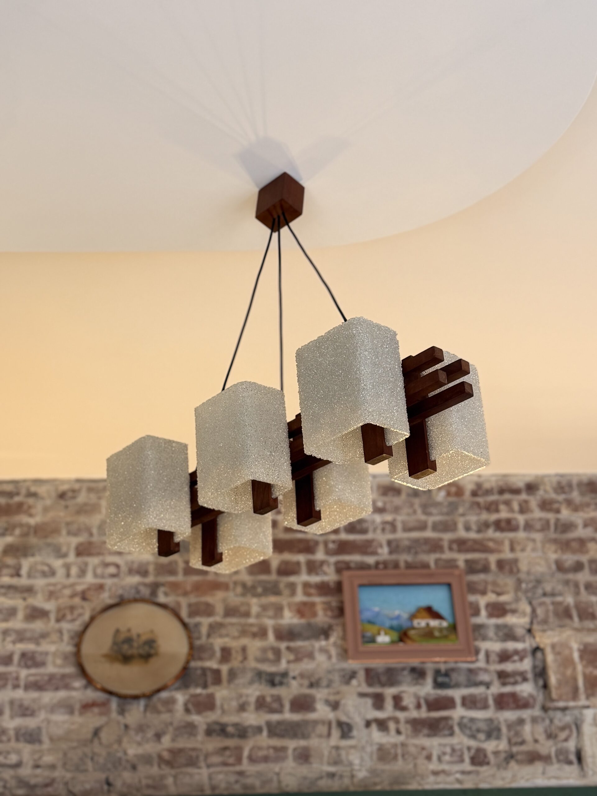 Suspension scandinave des années 60 en teck et perspex