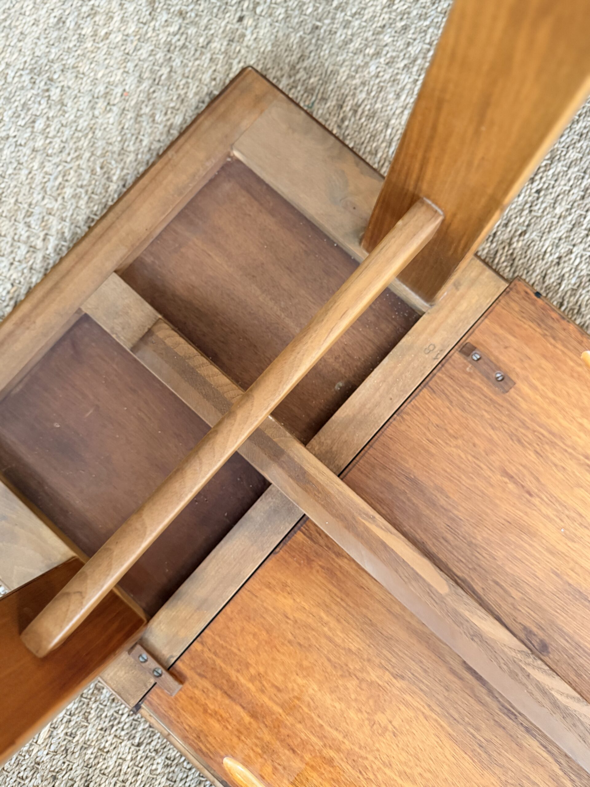Table basse des années 60 en hêtre avec tablettes coulissantes